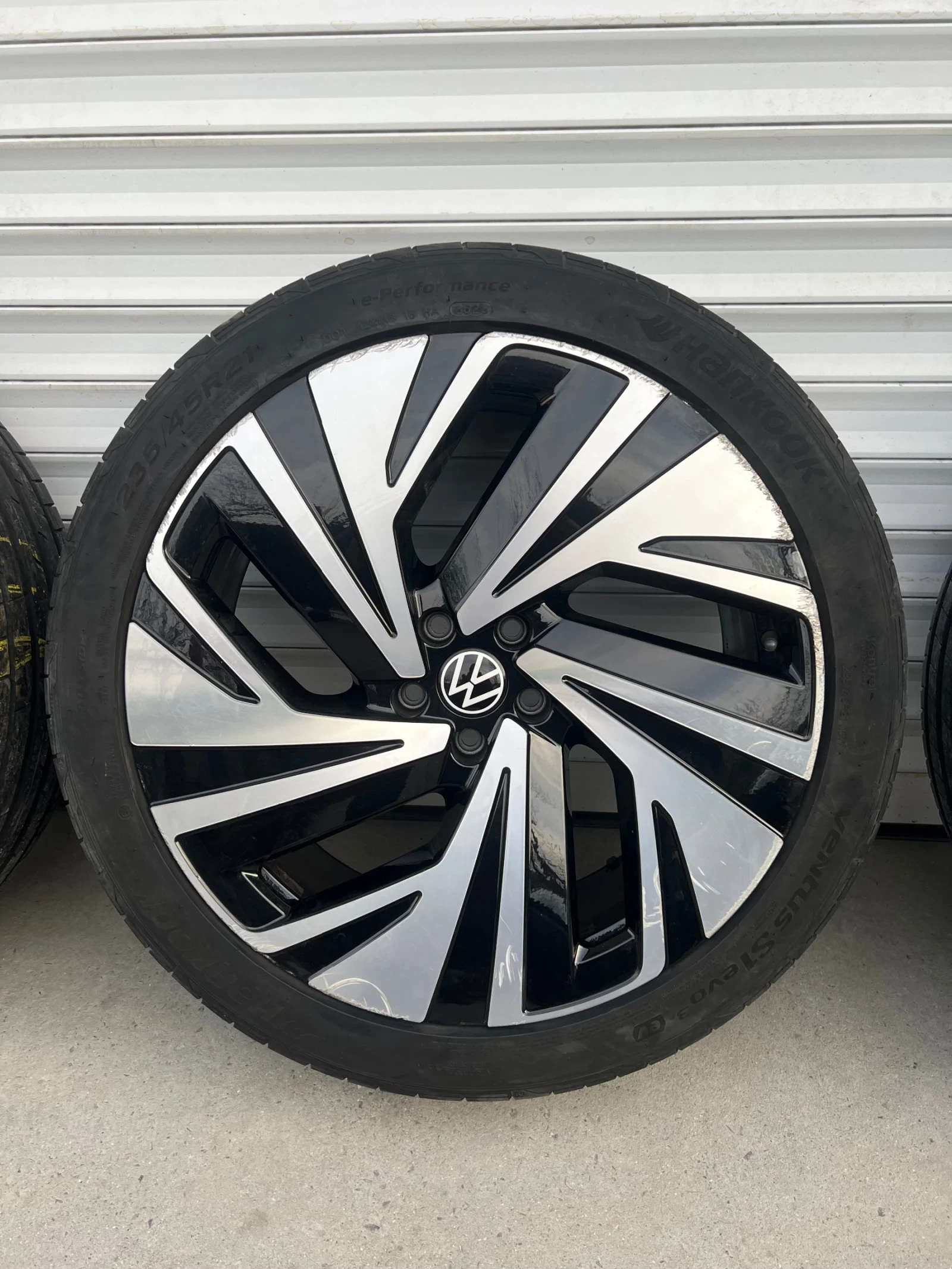 Гуми с джанти Pirelli 235/45R21, снимка 4 - Гуми и джанти - 56740871