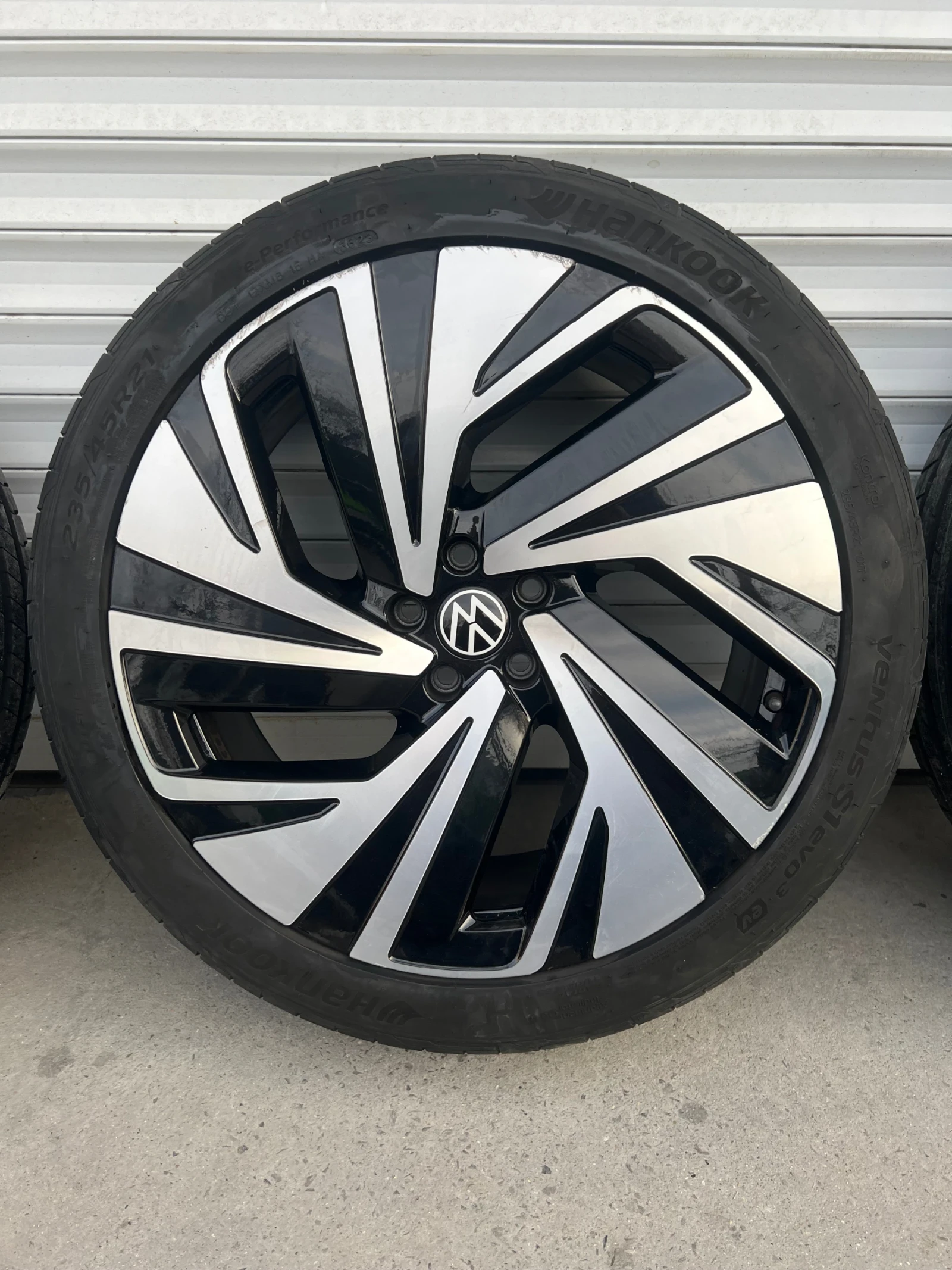 Гуми с джанти Pirelli 235/45R21, снимка 3 - Гуми и джанти - 56740871