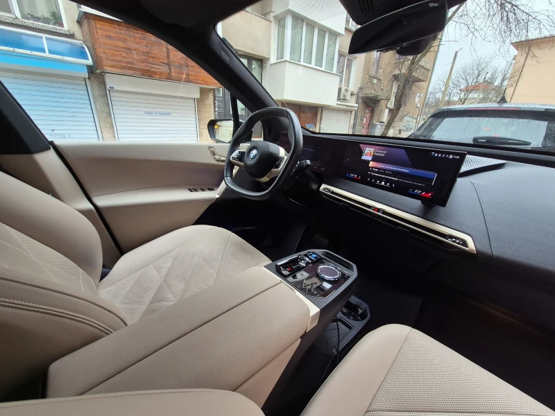 BMW iX 40, снимка 13 - Автомобили и джипове - 52657323