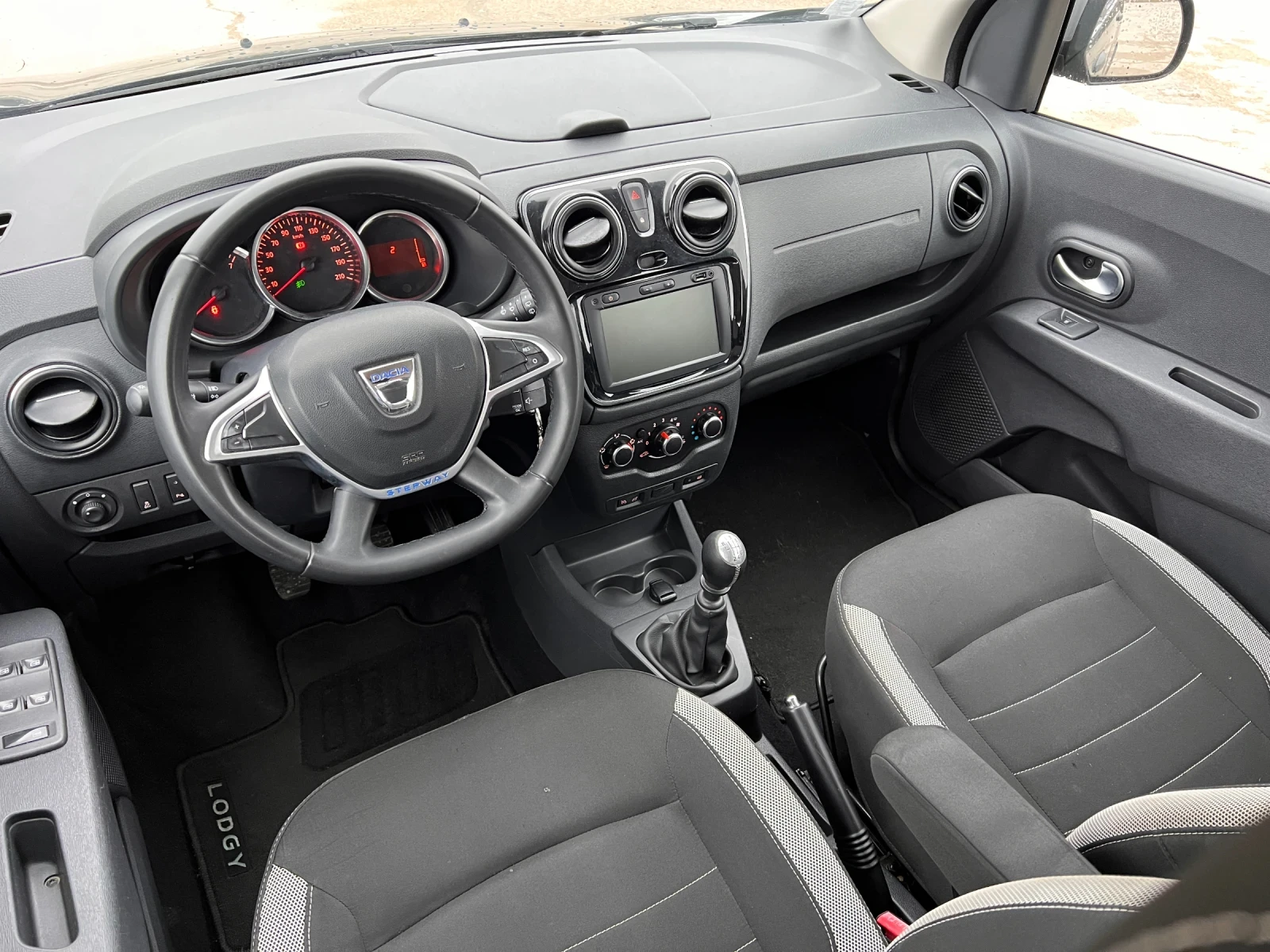 Dacia Lodgy 1.5д 116кс евро6 , снимка 9 - Автомобили и джипове - 54752574