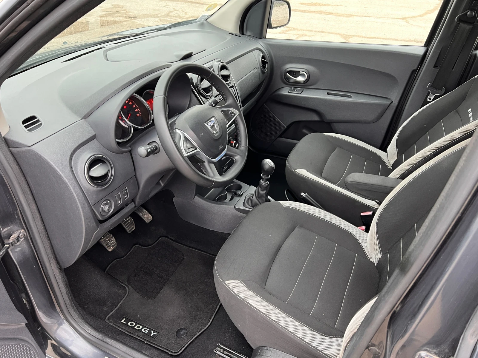 Dacia Lodgy 1.5д 116кс евро6 , снимка 14 - Автомобили и джипове - 54752574