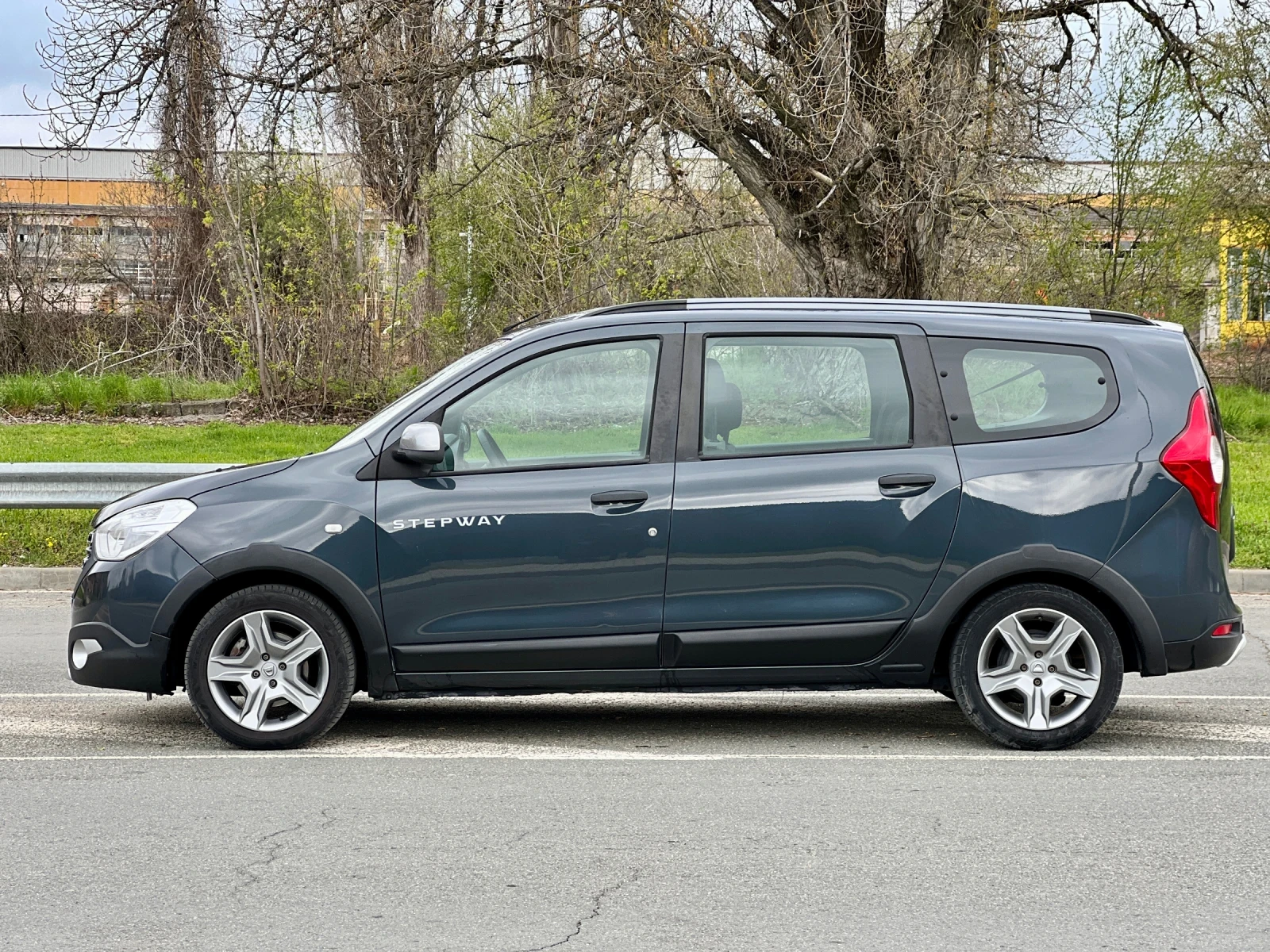 Dacia Lodgy 1.5д 116кс евро6 , снимка 5 - Автомобили и джипове - 54752574