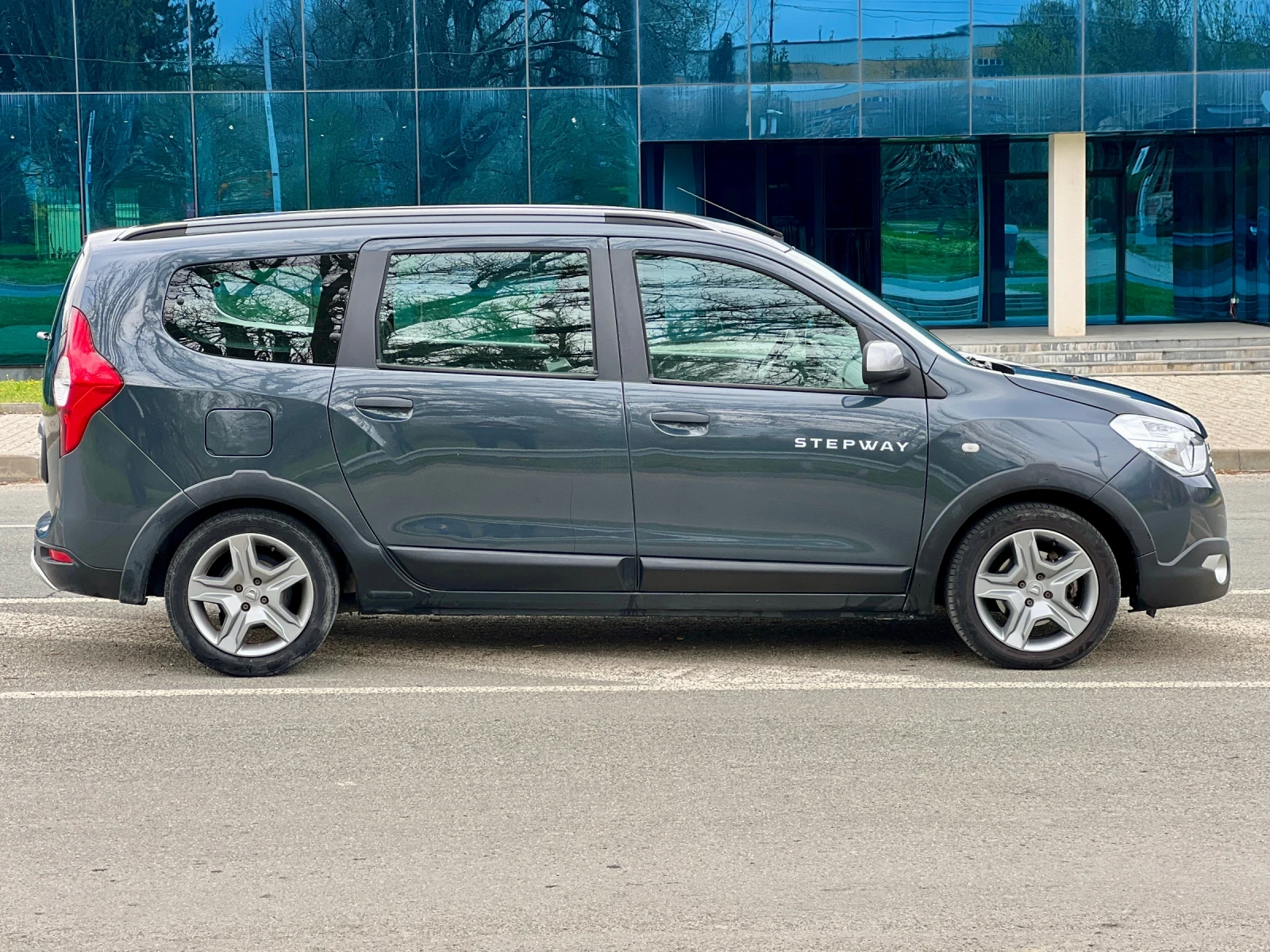 Dacia Lodgy 1.5д 116кс евро6 , снимка 4 - Автомобили и джипове - 54752574