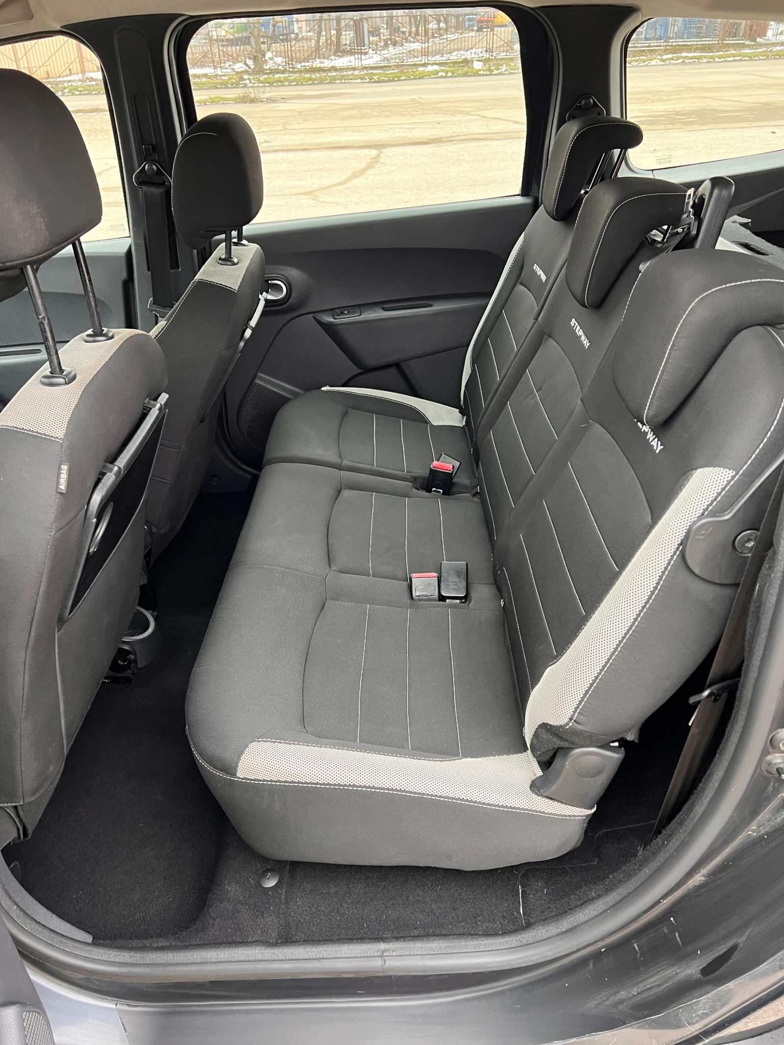 Dacia Lodgy 1.5д 116кс евро6 , снимка 13 - Автомобили и джипове - 54752574