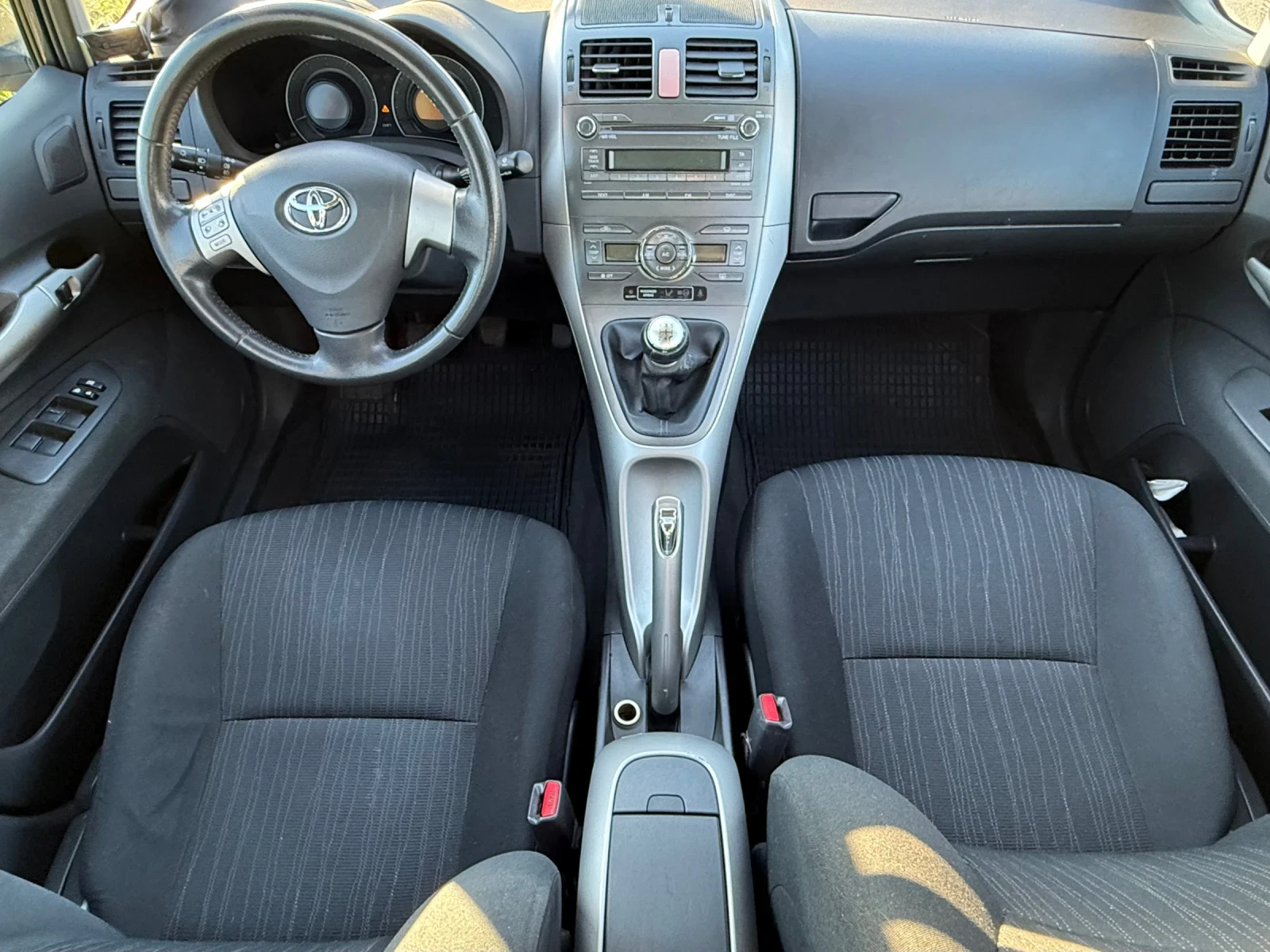 Toyota Auris 1.4 VVT-i, снимка 8 - Автомобили и джипове - 56292927