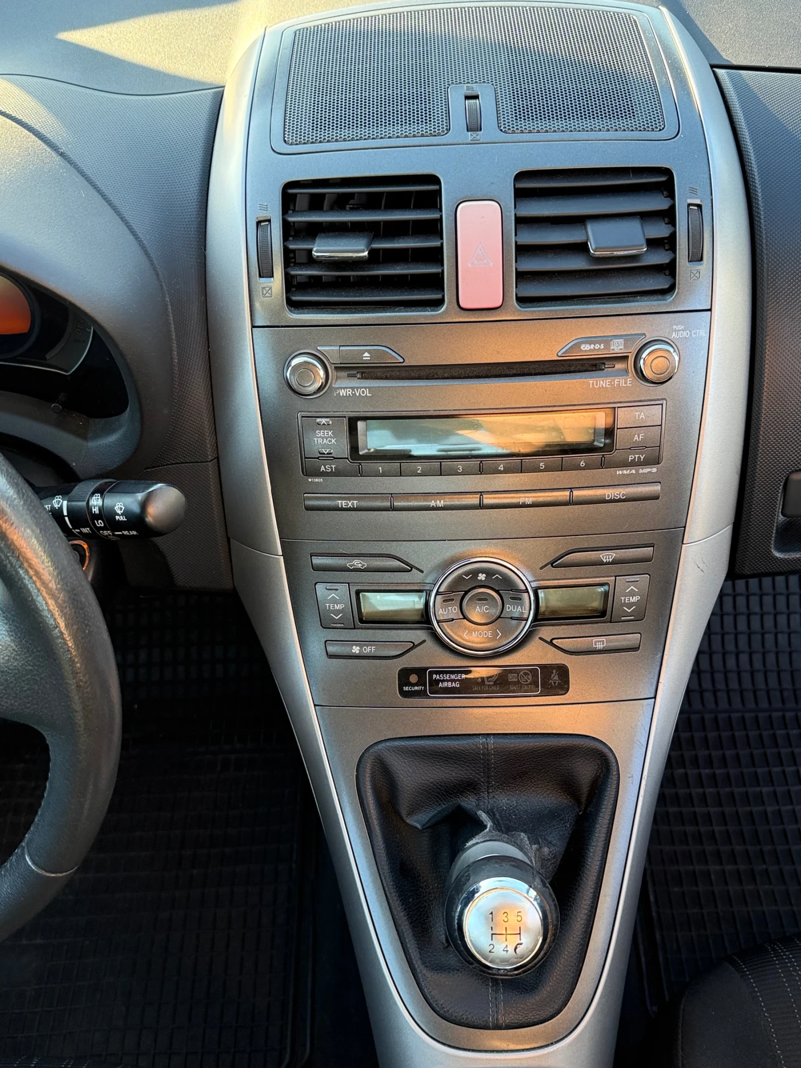 Toyota Auris 1.4 VVT-i, снимка 9 - Автомобили и джипове - 56292927