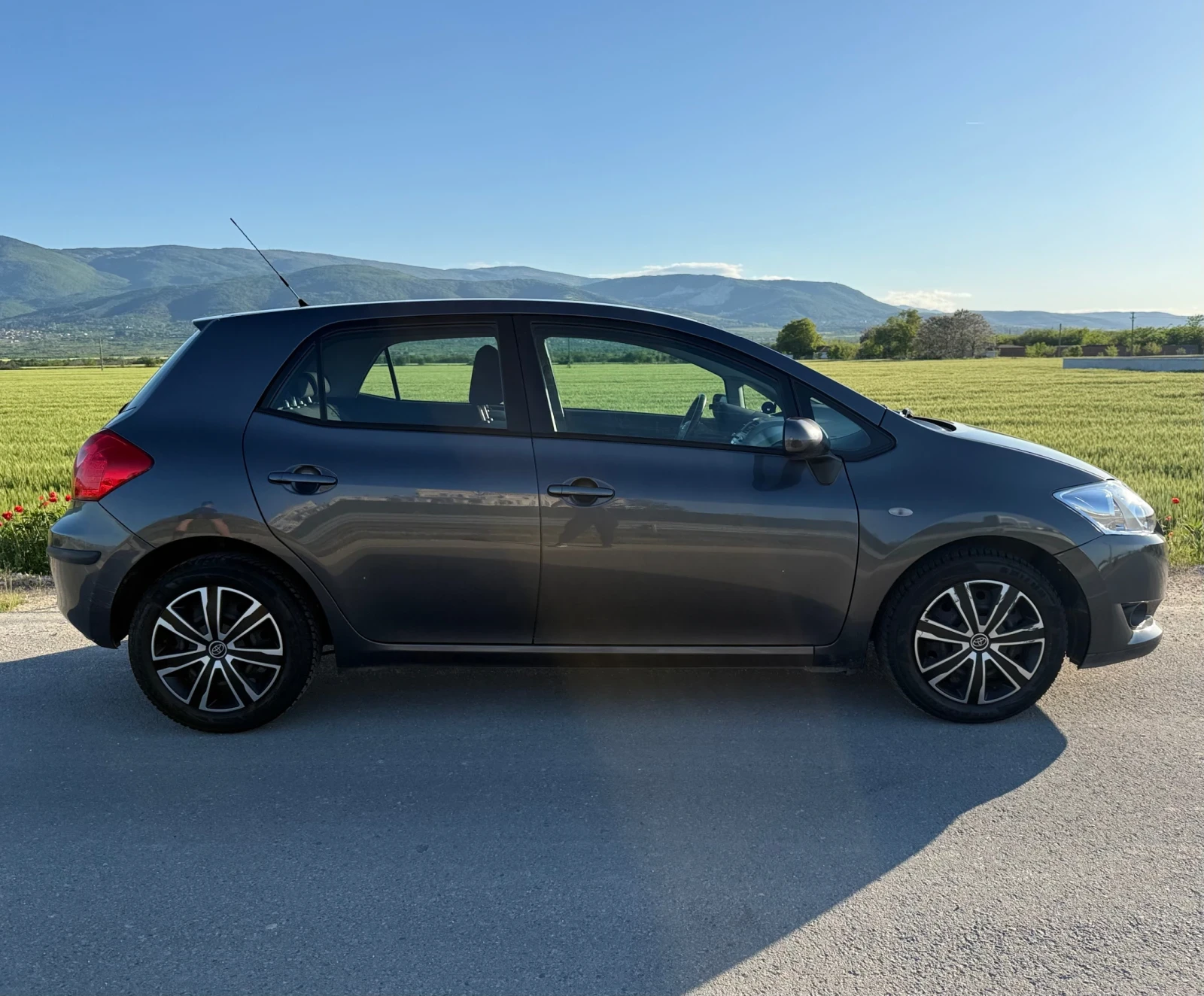 Toyota Auris 1.4 VVT-i, снимка 4 - Автомобили и джипове - 56292927