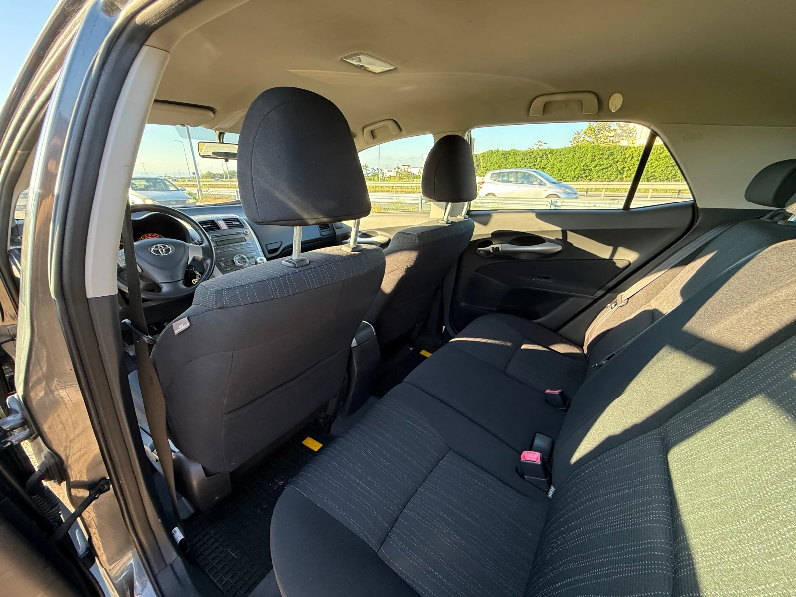 Toyota Auris 1.4 VVT-i, снимка 10 - Автомобили и джипове - 56292927