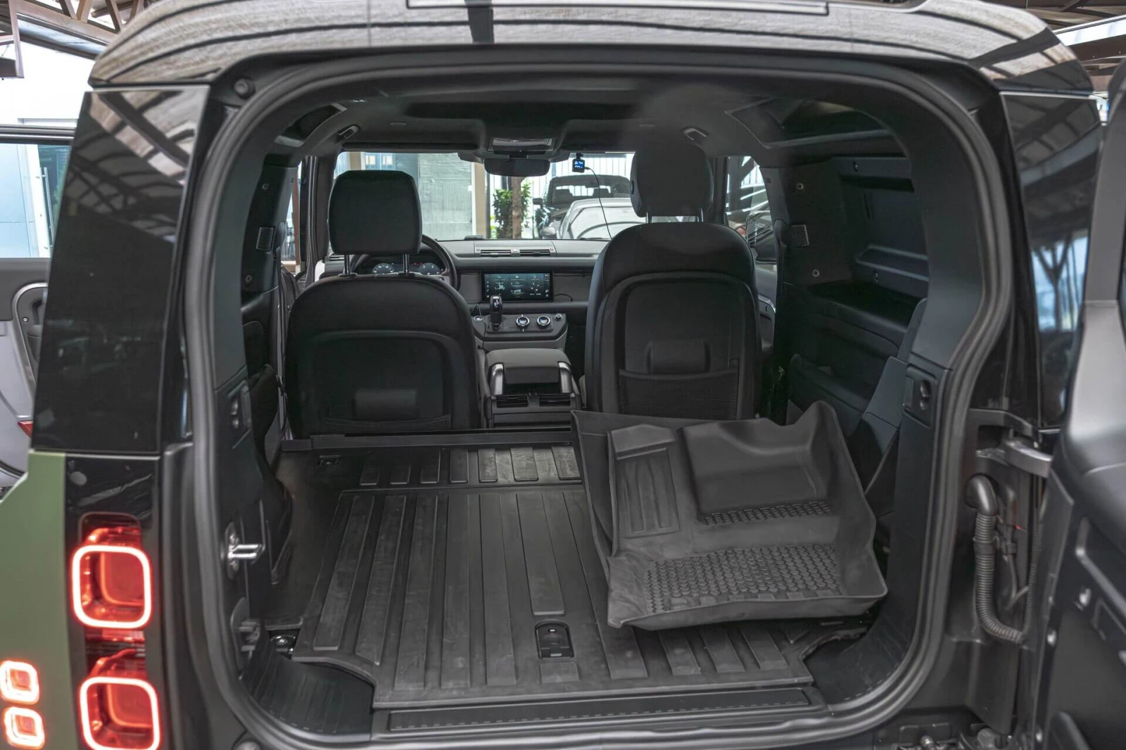 Land Rover Defender 90 Hard Top X-Dynamic SE/Камера/Meridian/, снимка 10 - Автомобили и джипове - 54655929