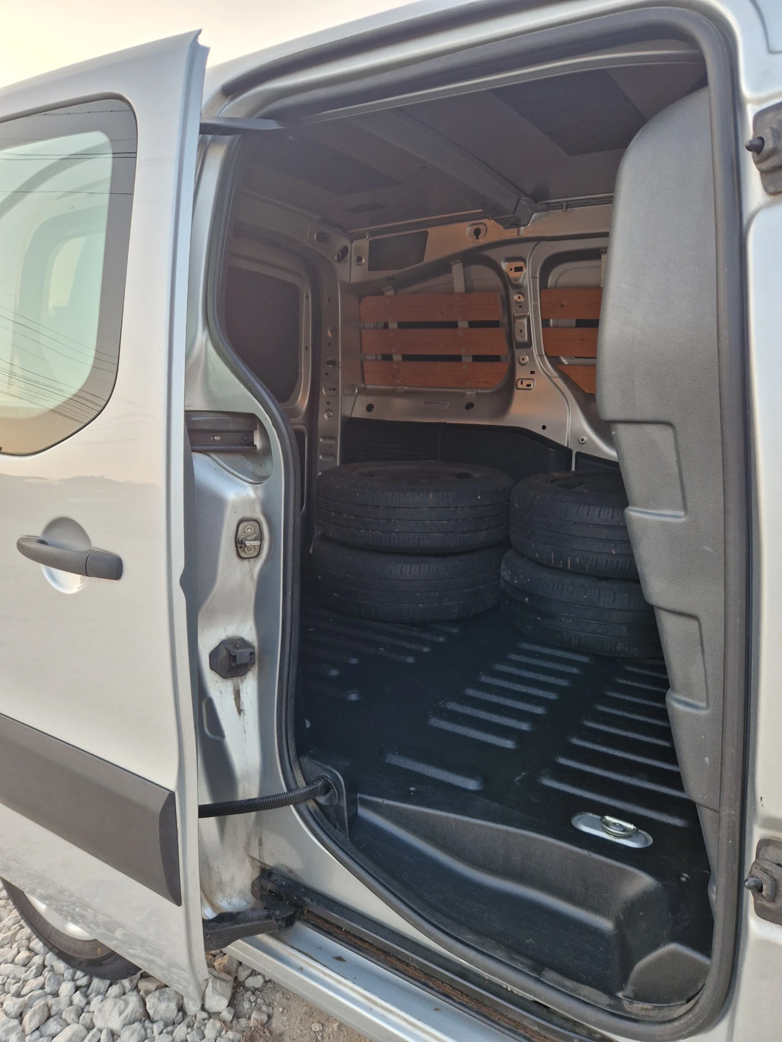 Peugeot Partner 1.6 HDI, снимка 13 - Автомобили и джипове - 53866103