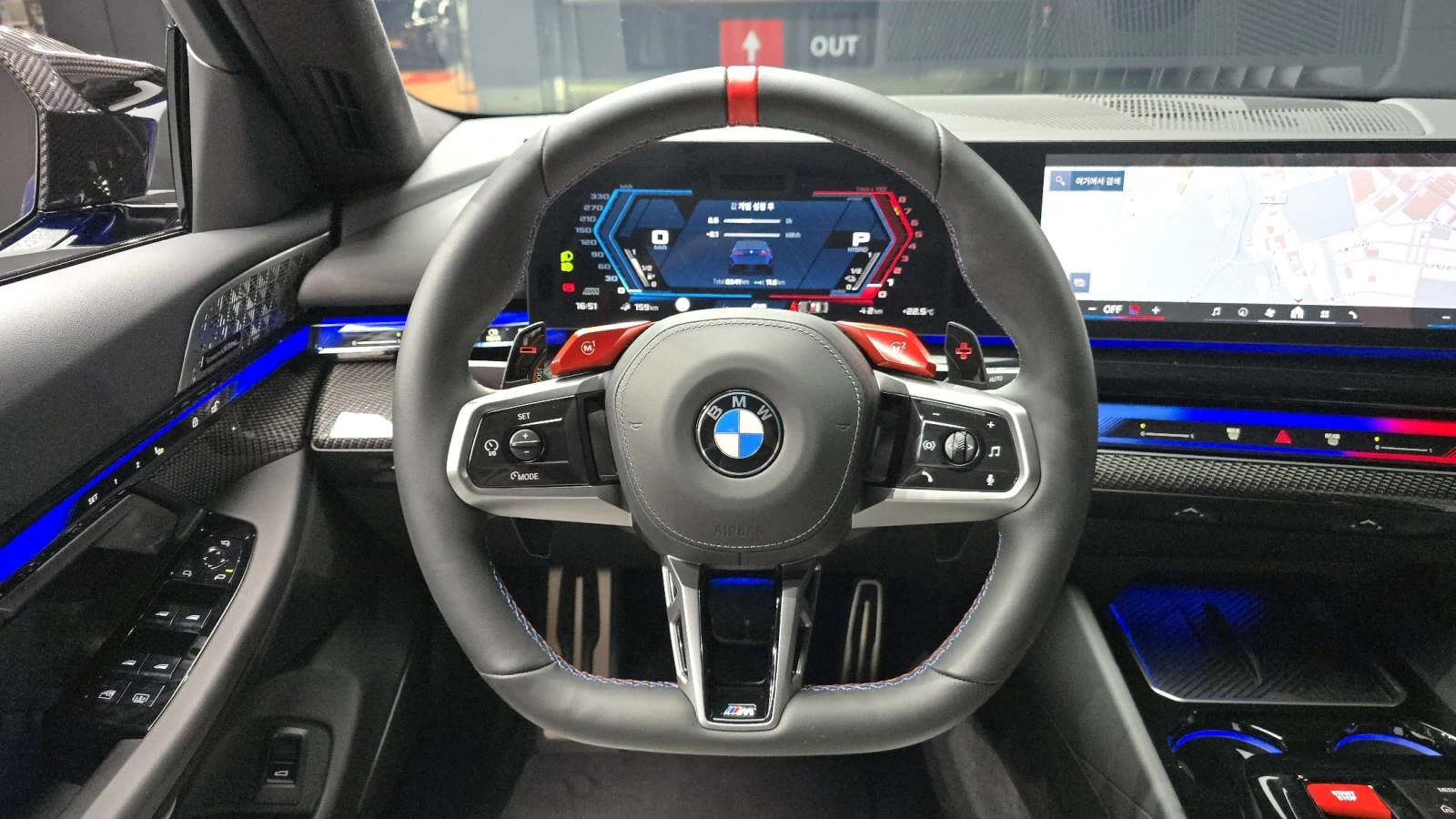 BMW M5 Iconic Glow| Adaptive LED| B&Wilkins| Live Cockpit, снимка 12 - Автомобили и джипове - 55075860