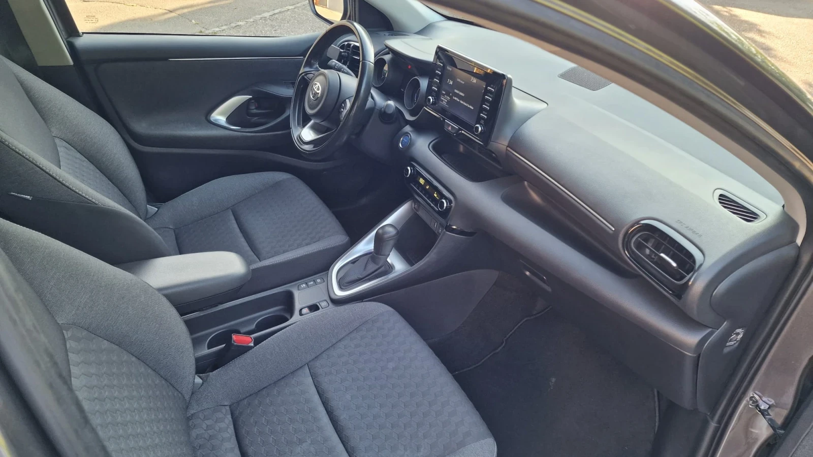 Toyota Yaris 1, 5 HEV LED NAVI CAMERA Швейцария , снимка 11 - Автомобили и джипове - 55802512
