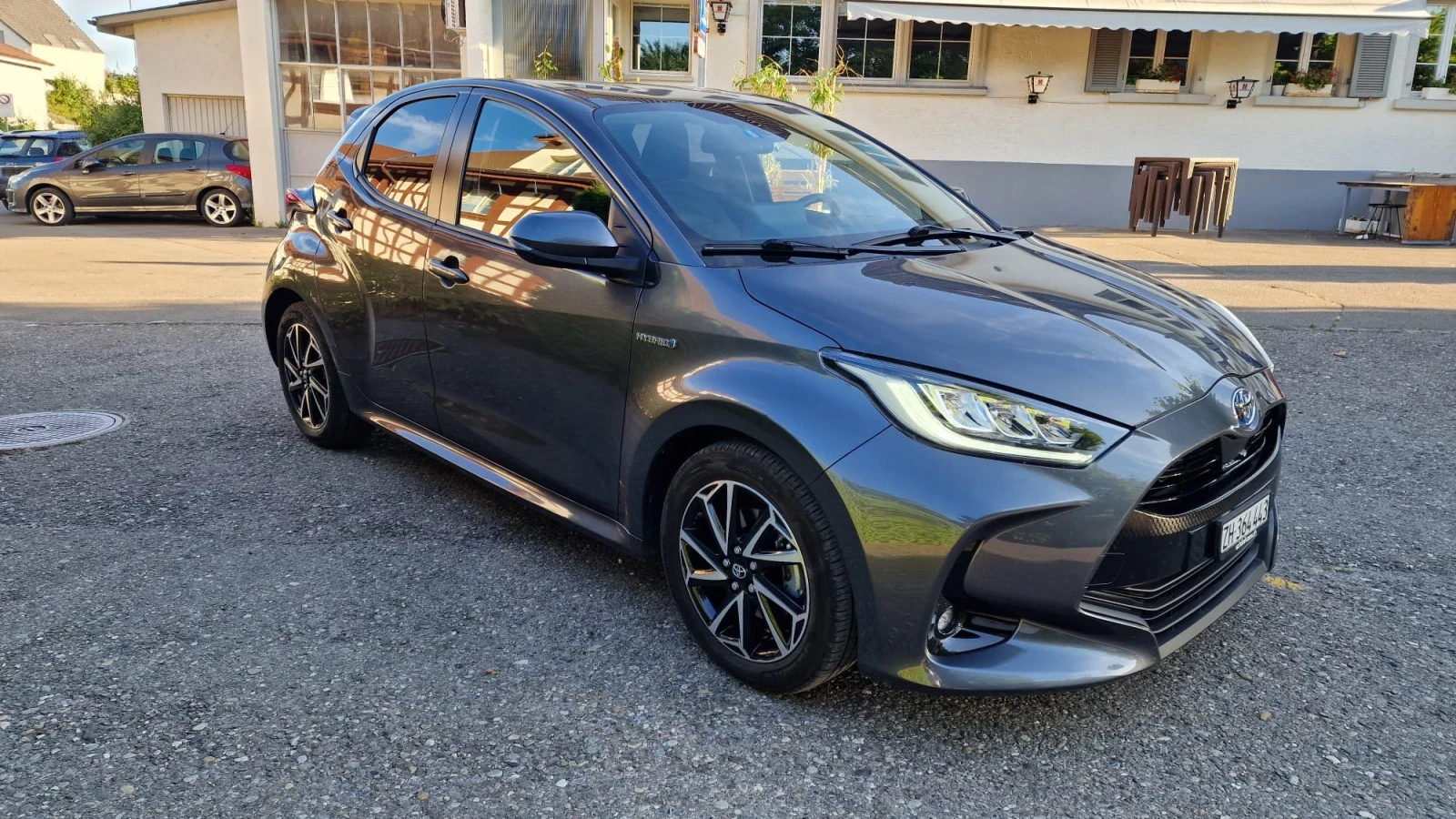 Toyota Yaris 1, 5 HEV LED NAVI CAMERA Швейцария , снимка 3 - Автомобили и джипове - 55802512