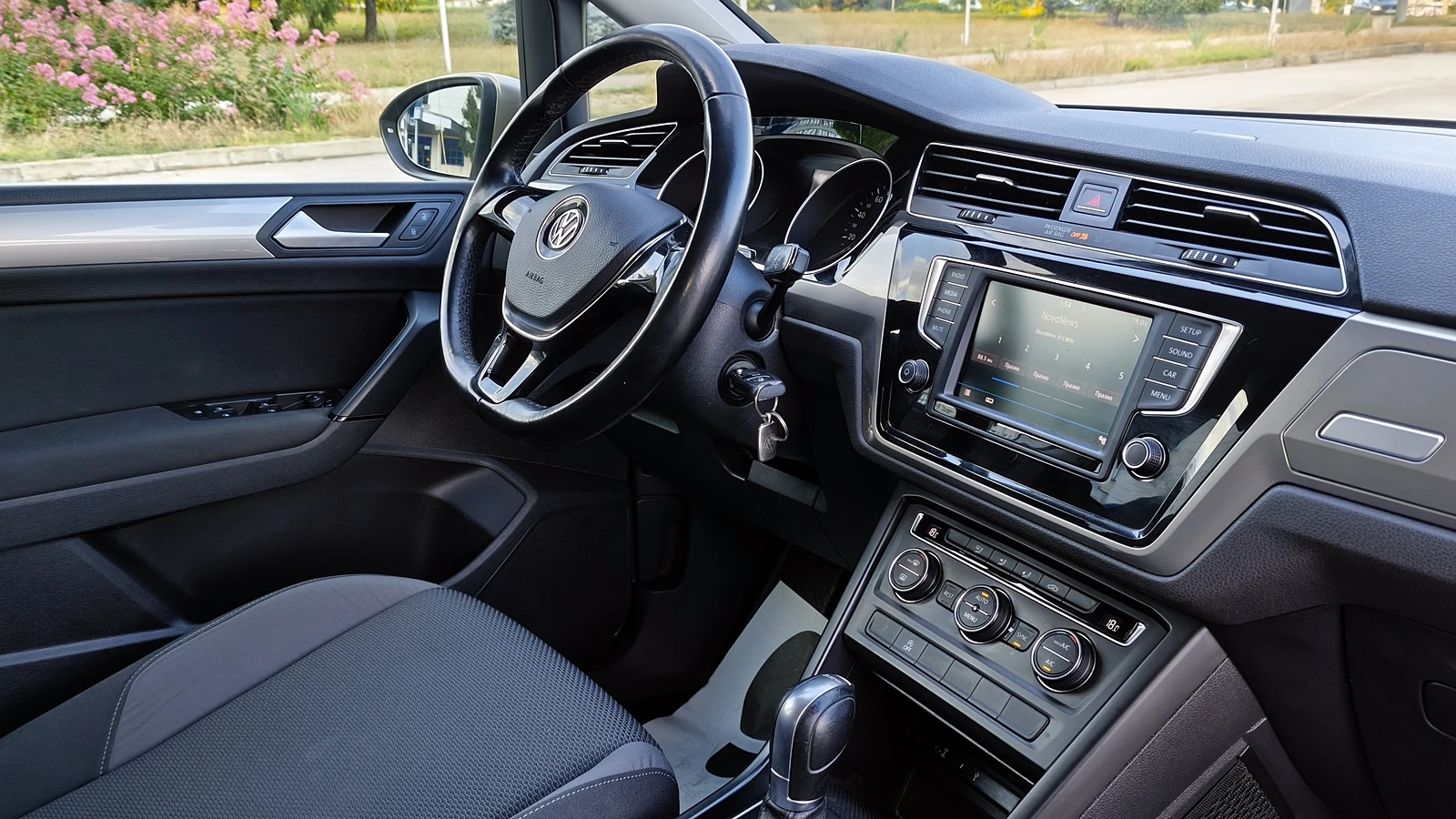VW Touran 1.6TDI DSG 7 места, снимка 10 - Автомобили и джипове - 56336296