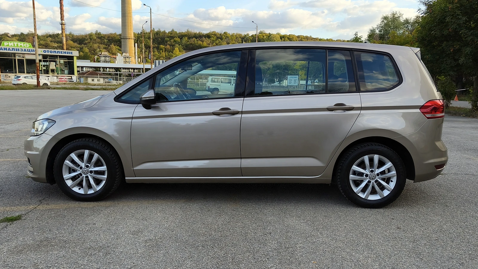 VW Touran 1.6TDI DSG 7 места, снимка 2 - Автомобили и джипове - 56336296