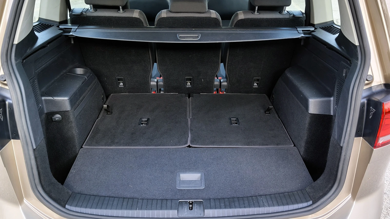 VW Touran 1.6TDI DSG 7 места, снимка 15 - Автомобили и джипове - 56336296