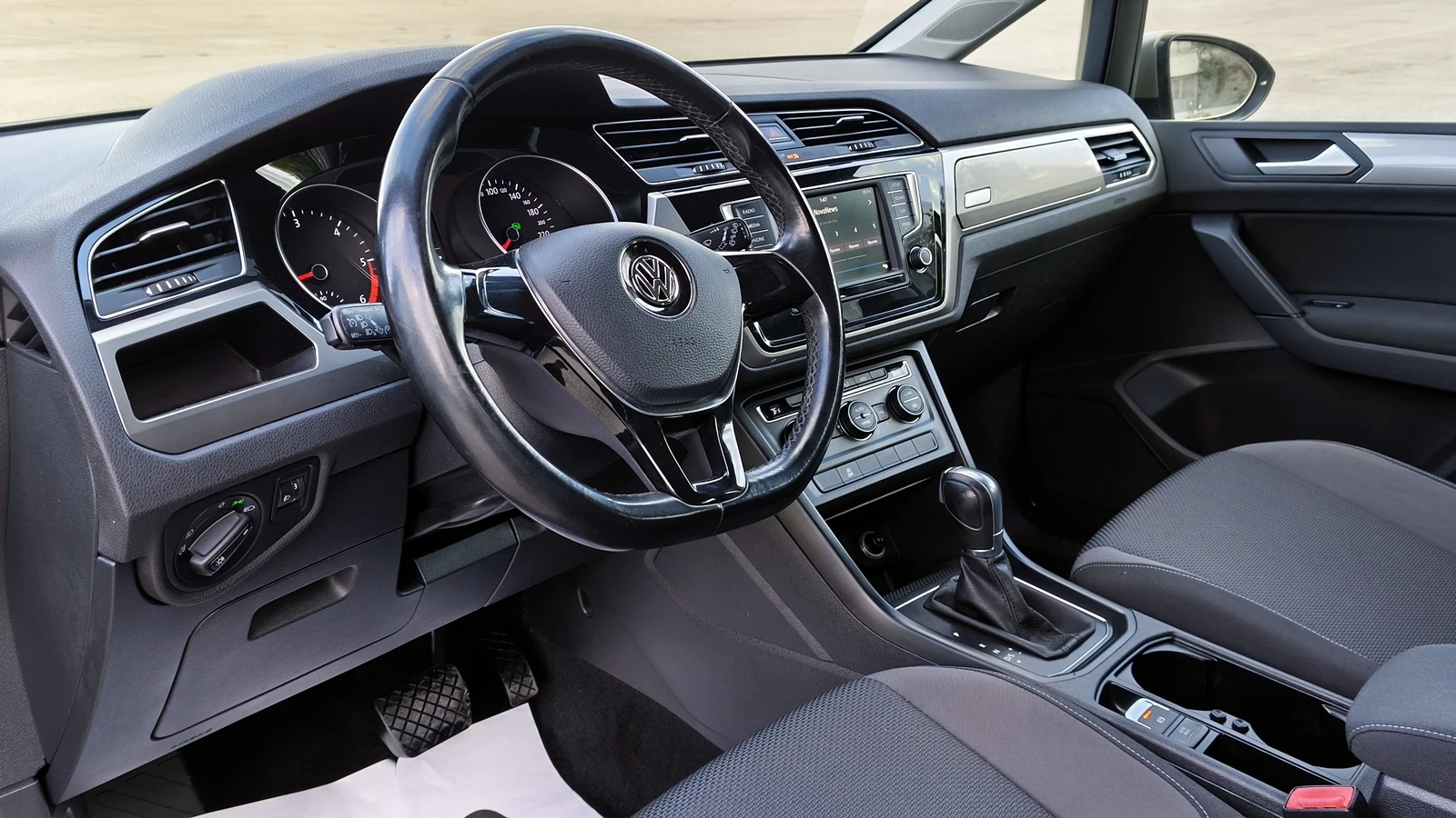 VW Touran 1.6TDI DSG 7 места, снимка 9 - Автомобили и джипове - 56336296