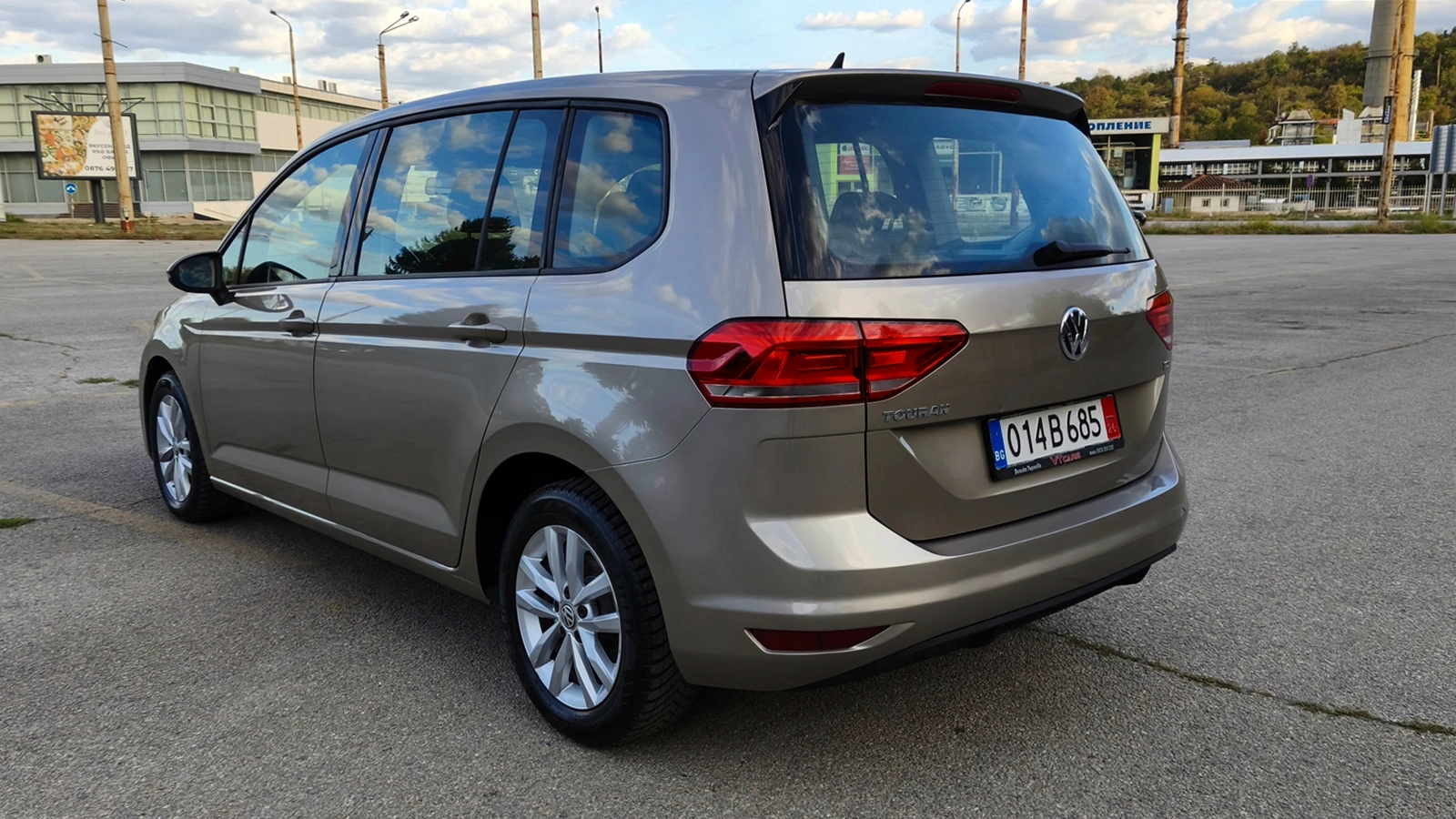 VW Touran 1.6TDI DSG 7 места, снимка 3 - Автомобили и джипове - 56336296