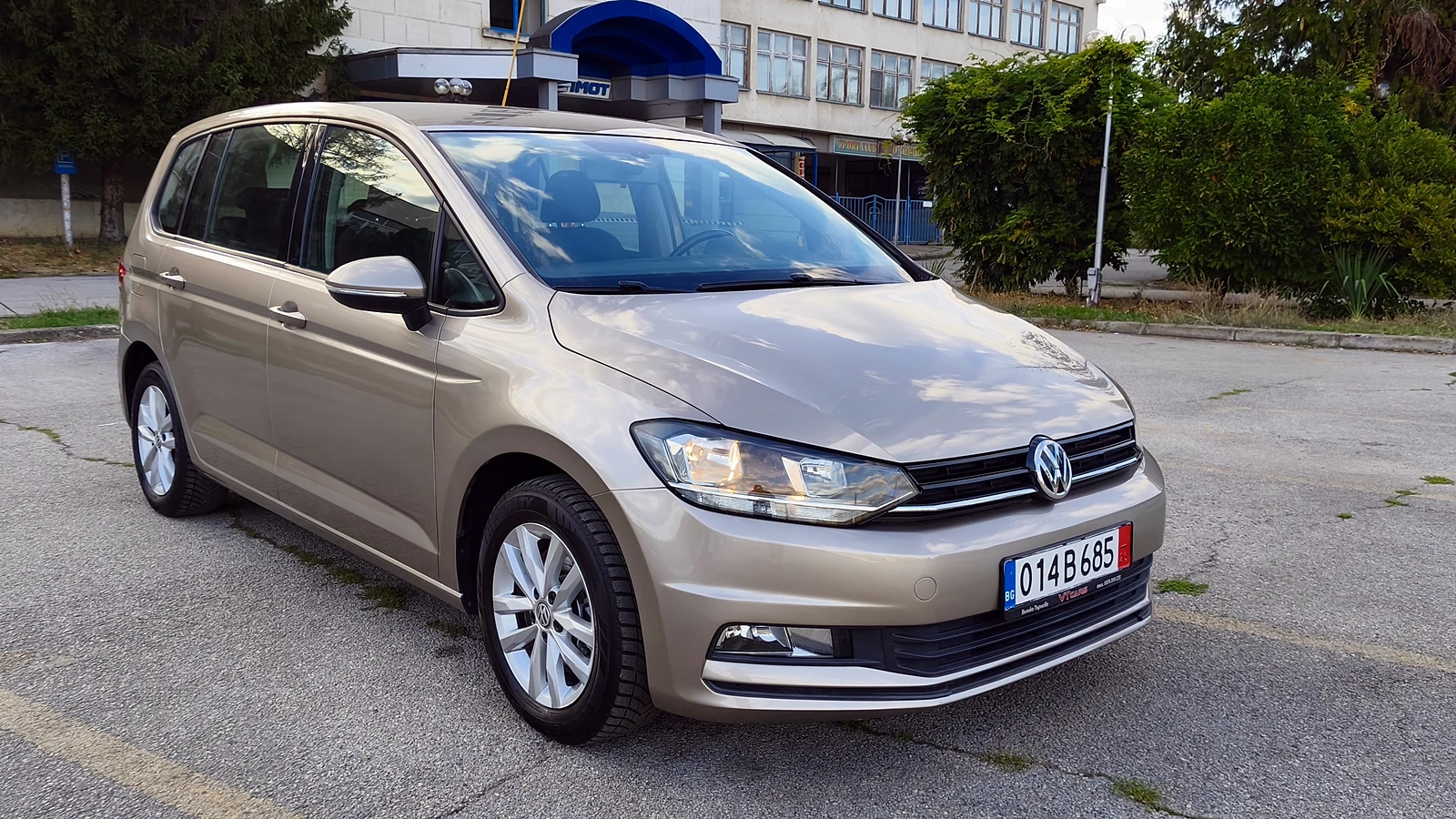 VW Touran 1.6TDI DSG 7 места, снимка 7 - Автомобили и джипове - 56336296