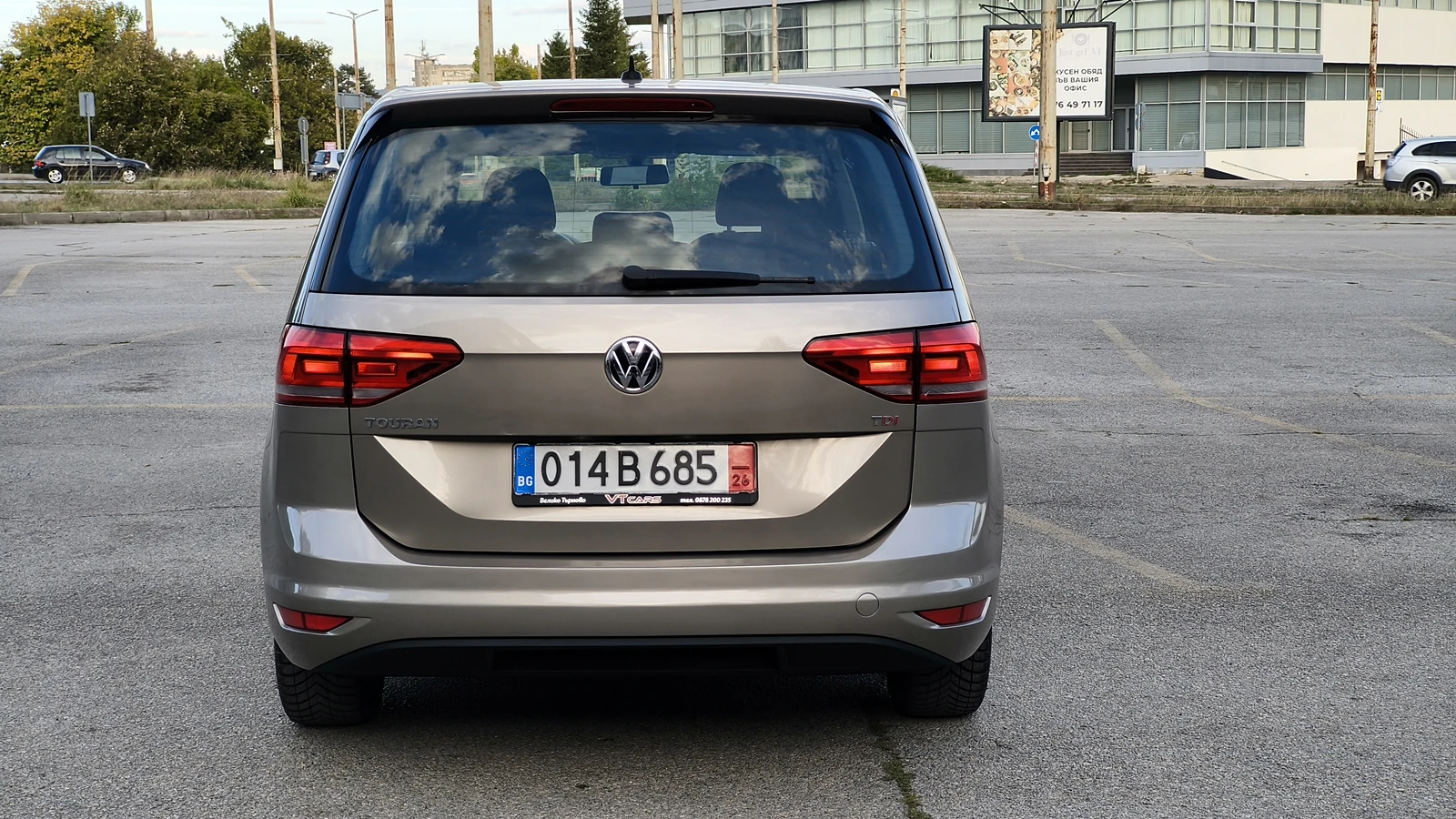 VW Touran 1.6TDI DSG 7 места, снимка 4 - Автомобили и джипове - 56336296