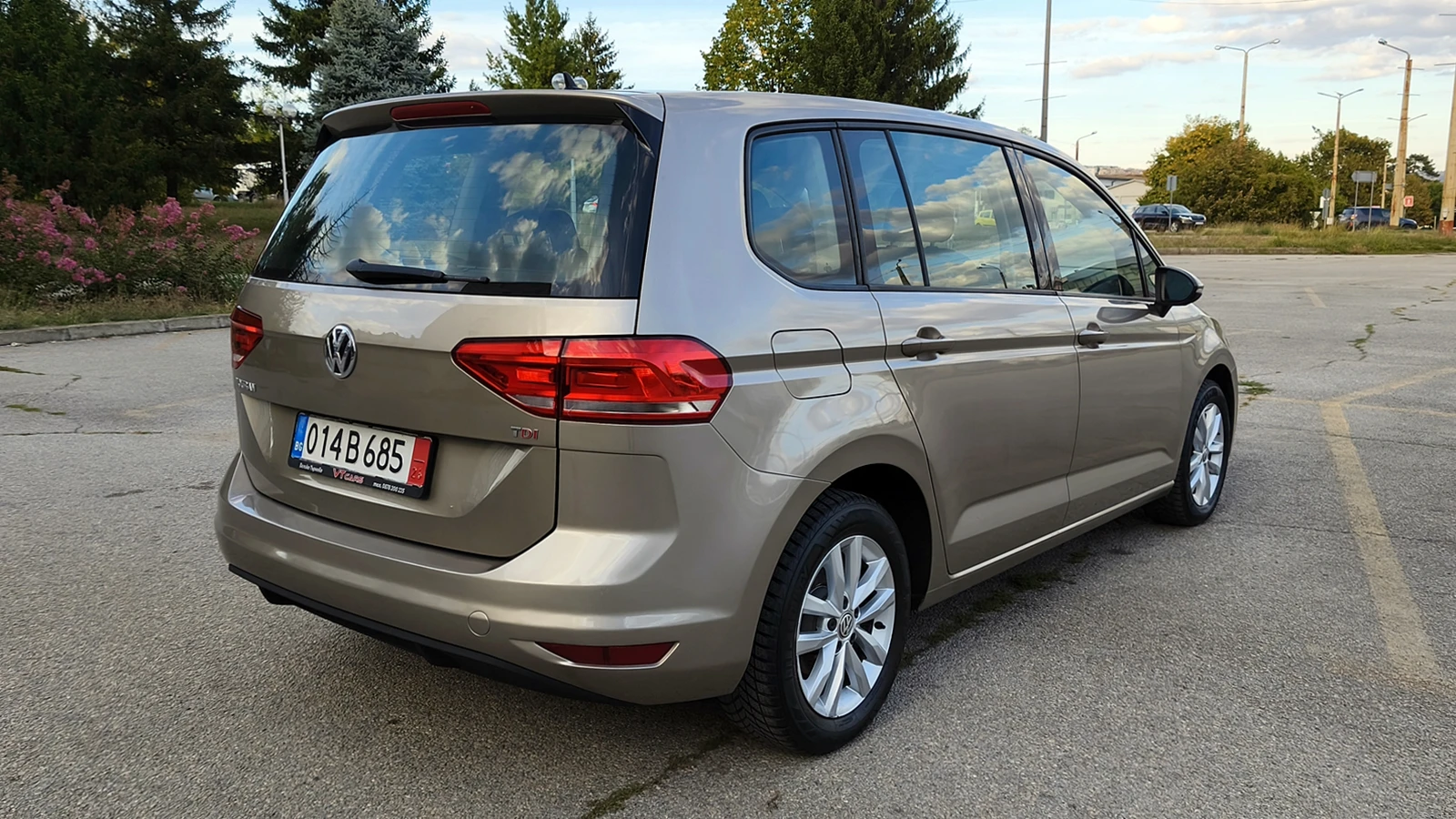 VW Touran 1.6TDI DSG 7 места, снимка 5 - Автомобили и джипове - 56336296
