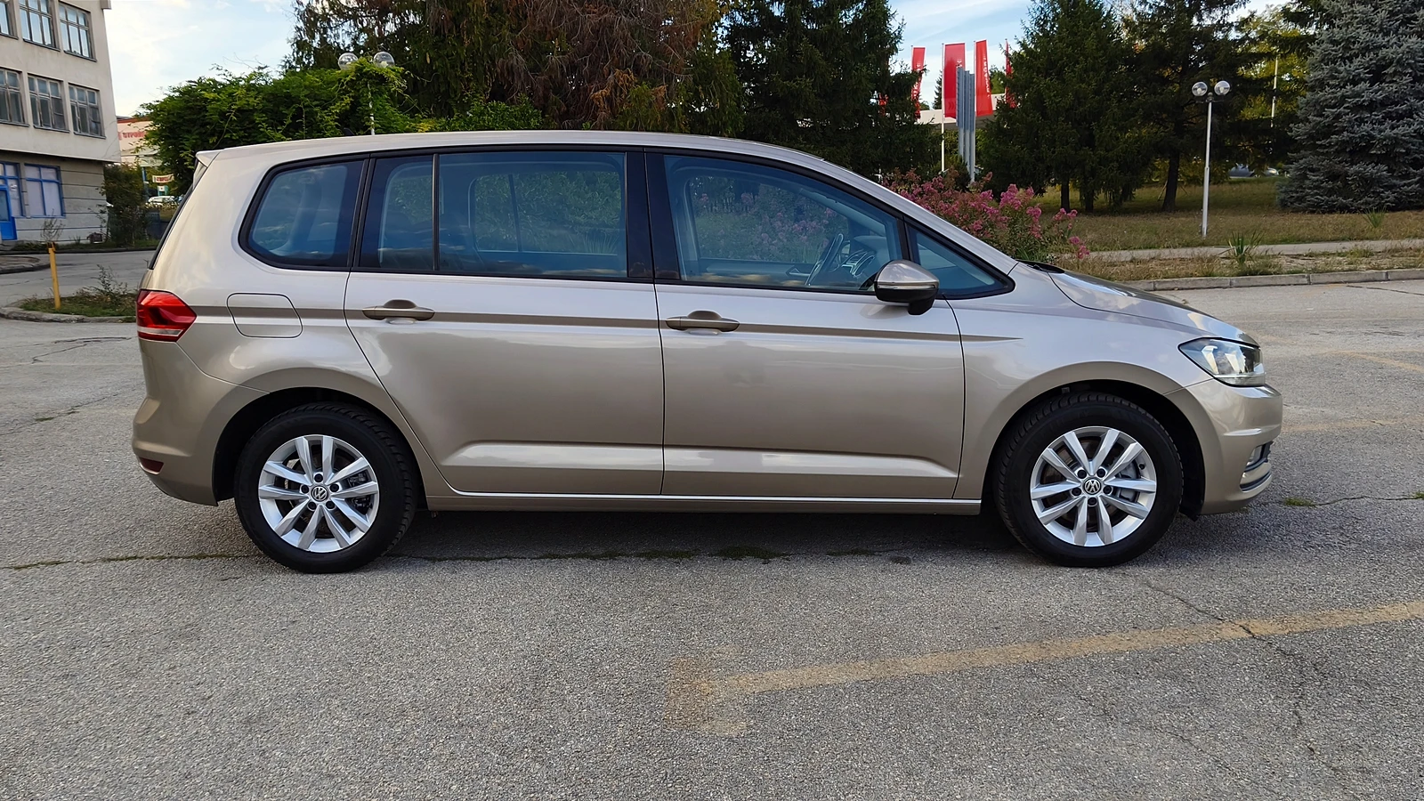 VW Touran 1.6TDI DSG 7 места, снимка 6 - Автомобили и джипове - 56336296
