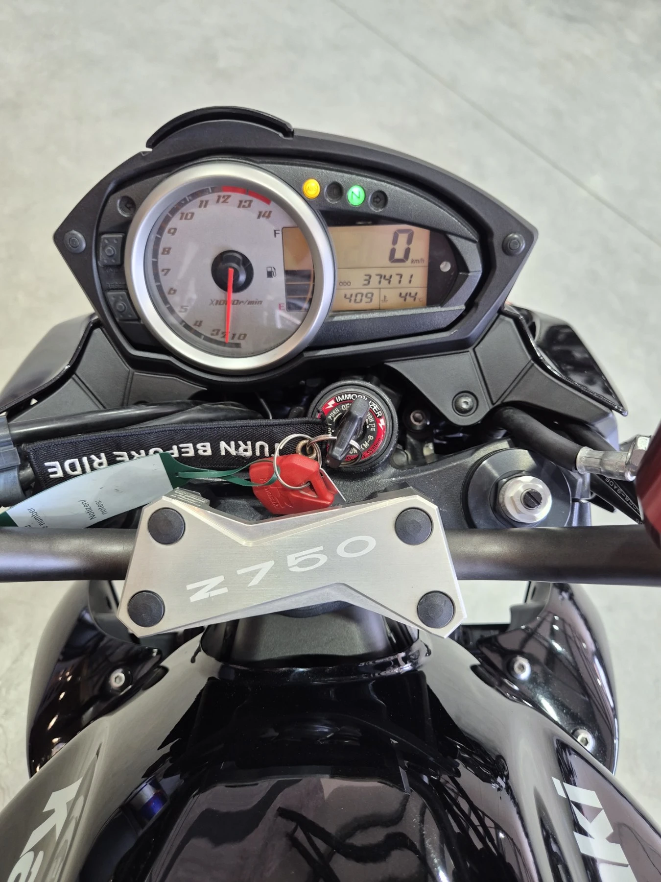 Kawasaki Z 750 ABS!!! A2!! AKRAPOVIC!! Нов внос от ШВЕЙЦАРИЯ!, снимка 17 - Мотоциклети и мототехника - 54440318
