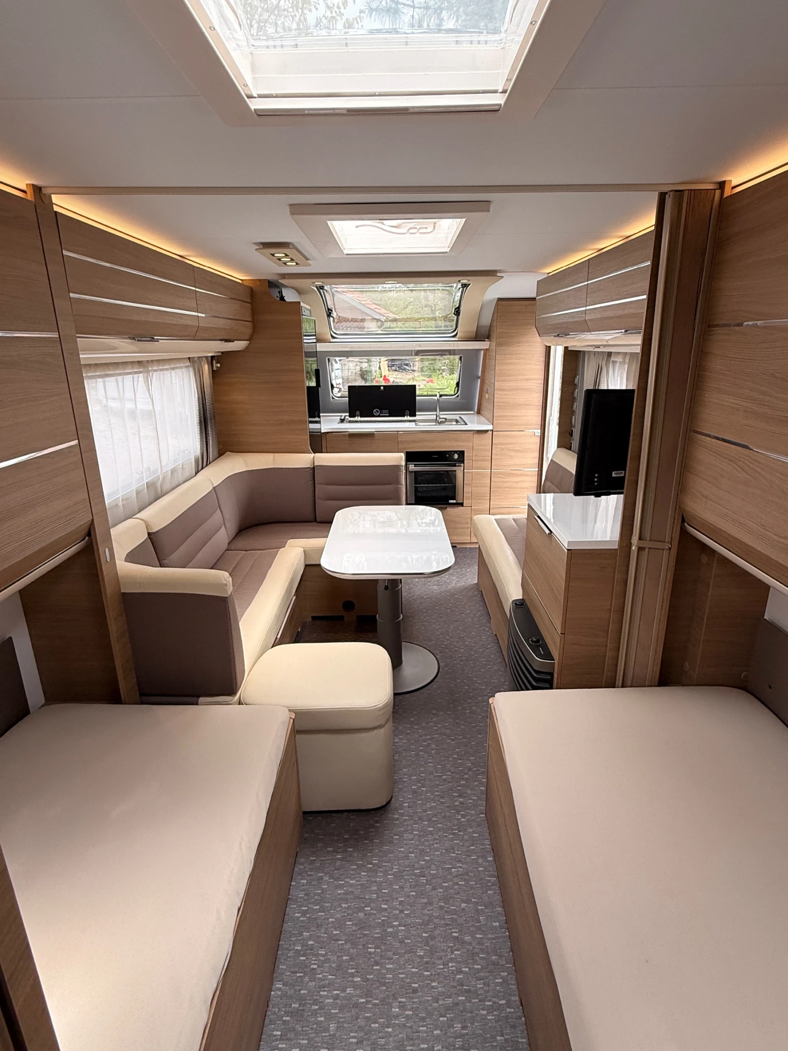 Каравана Adria Adorable 613 HT, снимка 14 - Каравани и кемпери - 54390971