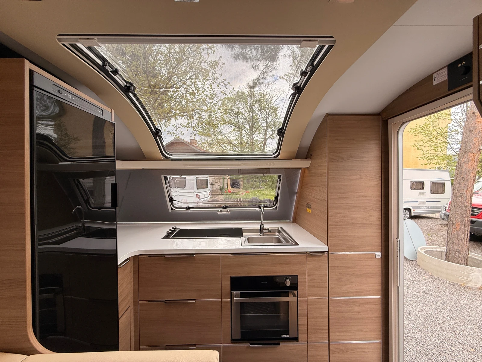 Каравана Adria Adorable 613 HT, снимка 10 - Каравани и кемпери - 54390971