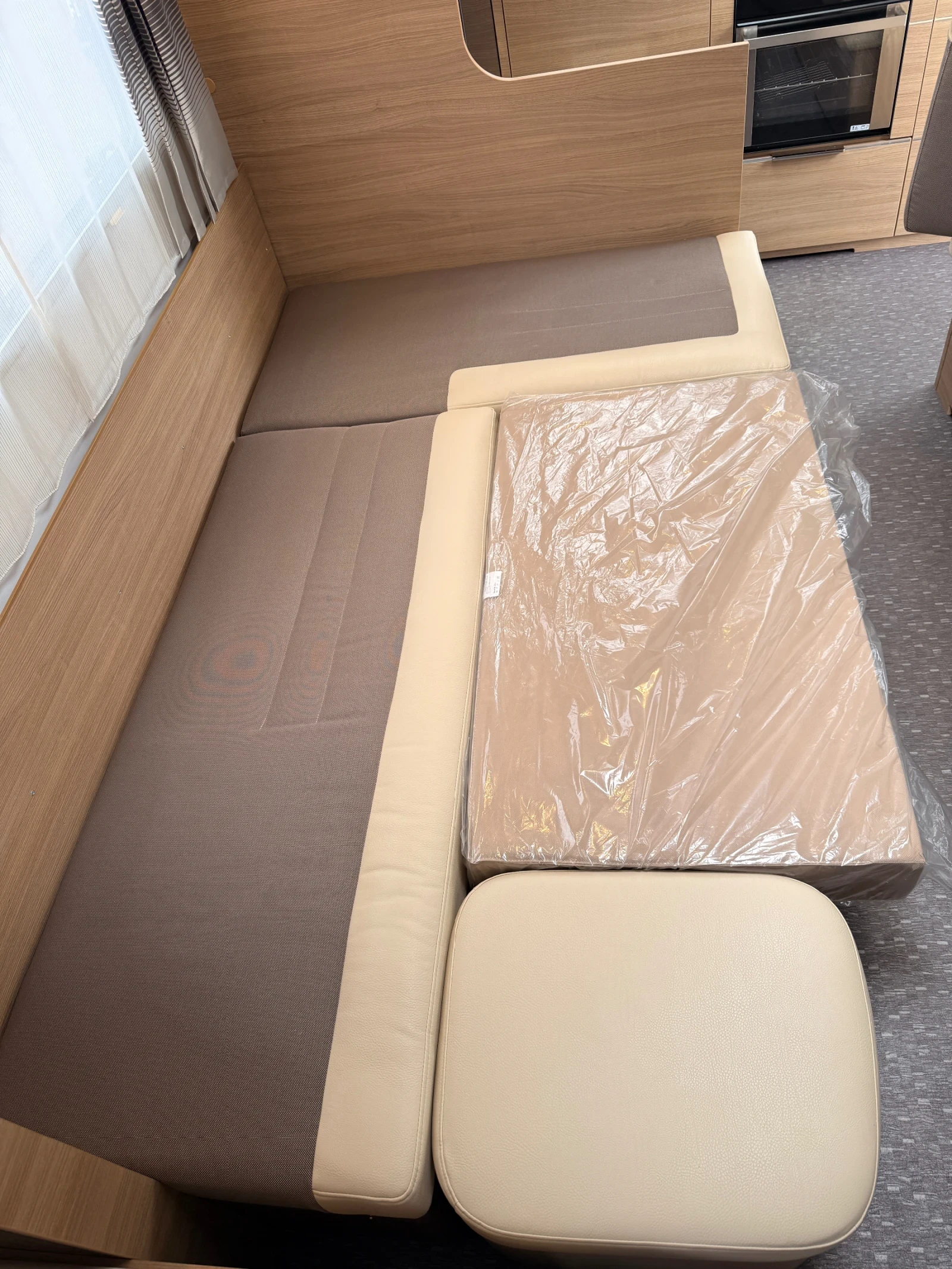 Каравана Adria Adorable 613 HT, снимка 12 - Каравани и кемпери - 54390971