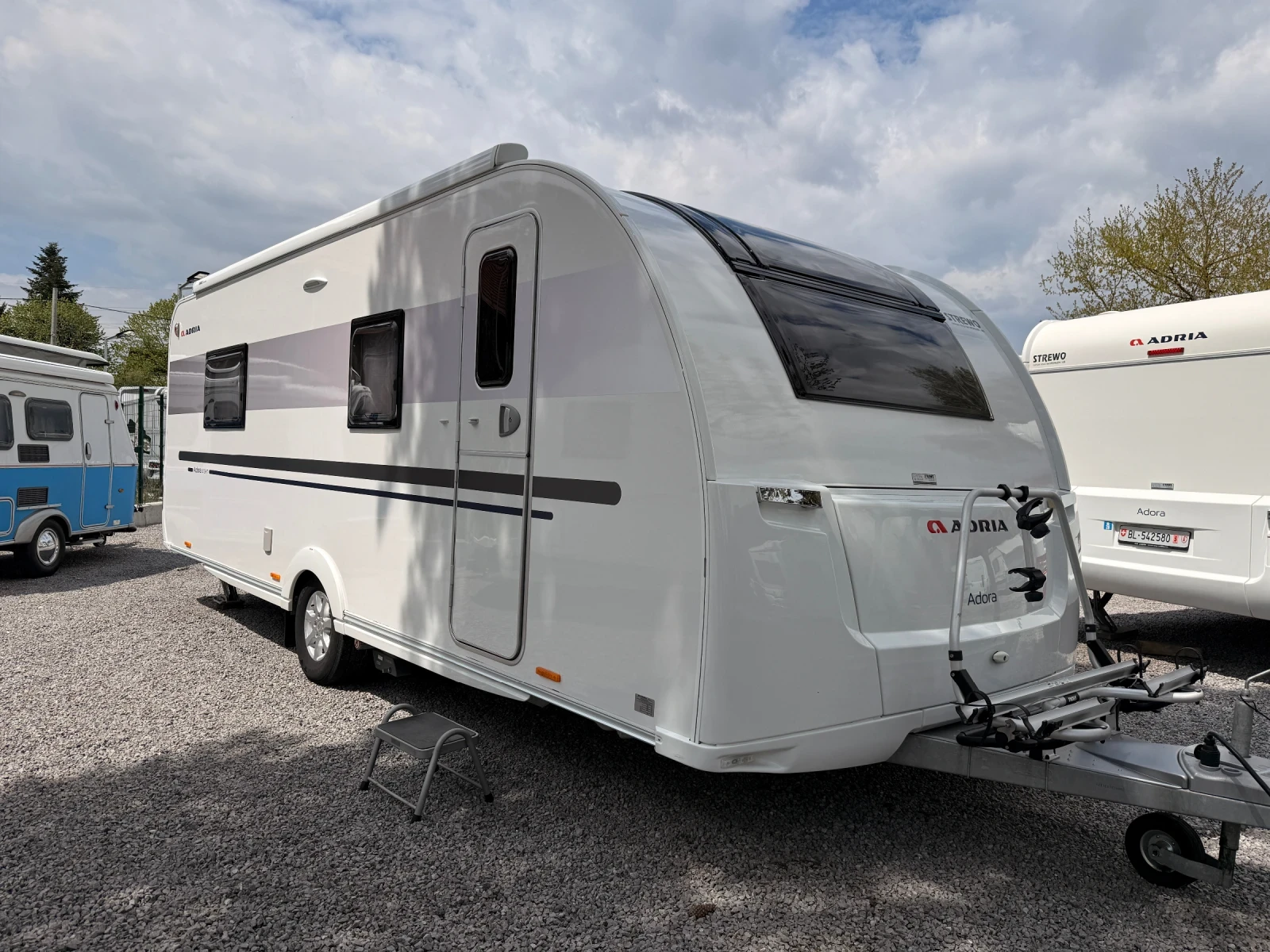 Каравана Adria Adorable 613 HT, снимка 5 - Каравани и кемпери - 54390971