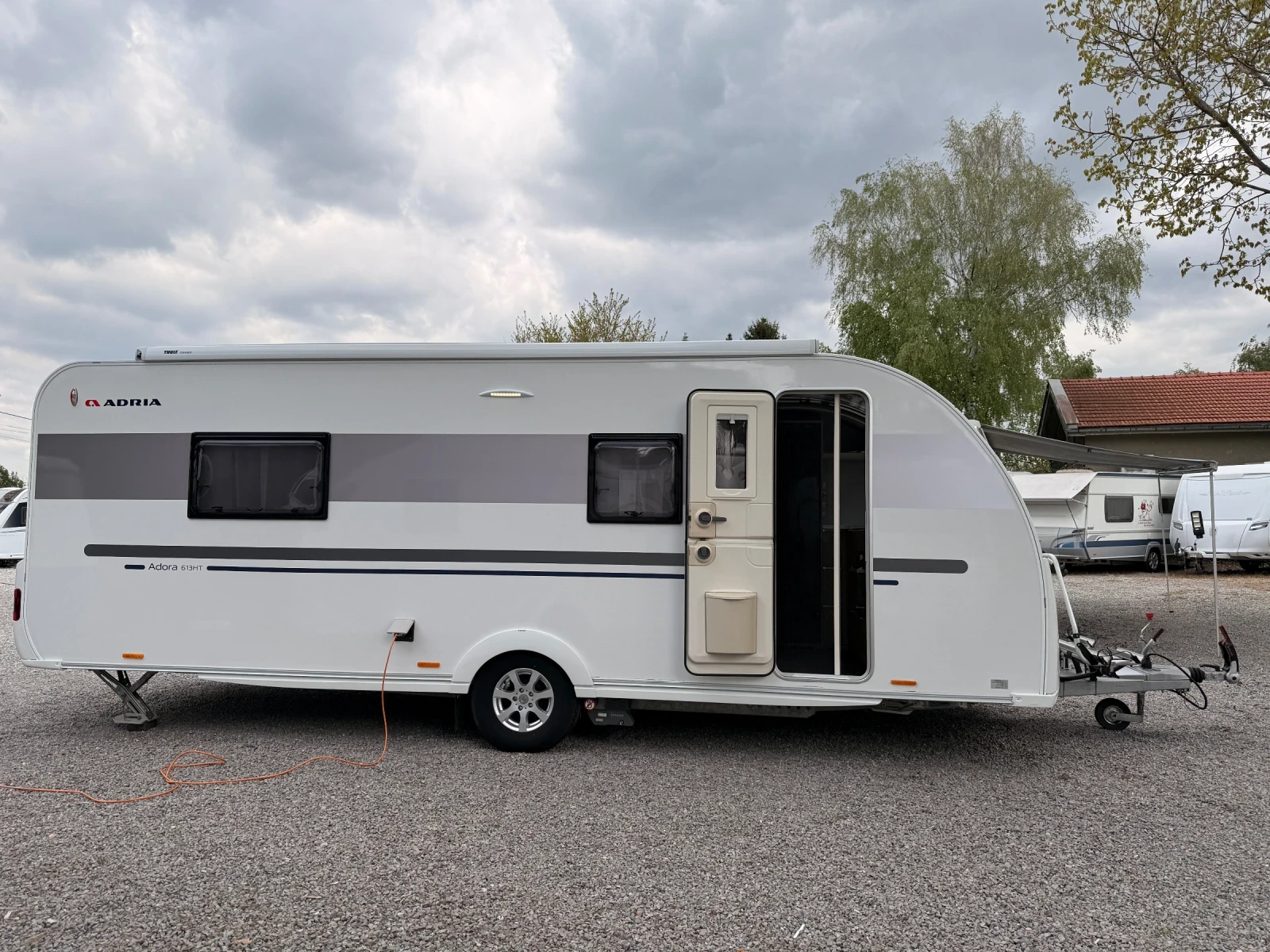 Каравана Adria Adorable 613 HT, снимка 6 - Каравани и кемпери - 54390971