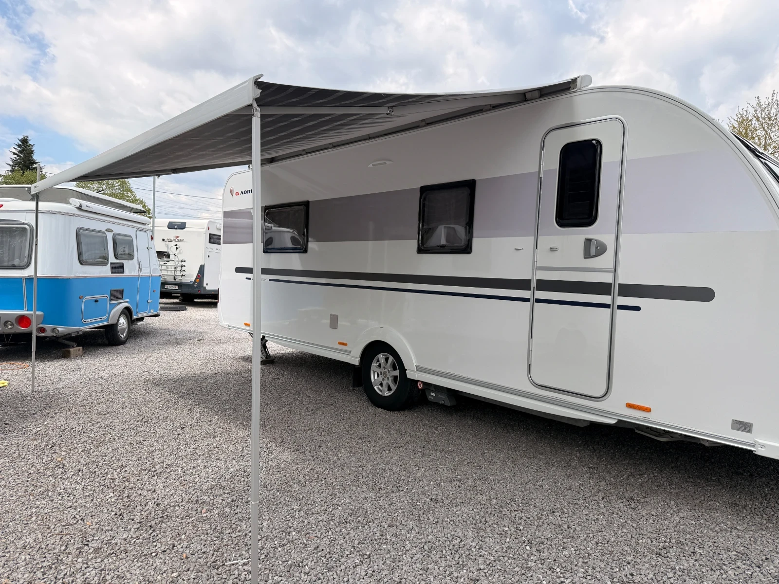 Каравана Adria Adorable 613 HT, снимка 3 - Каравани и кемпери - 54390971
