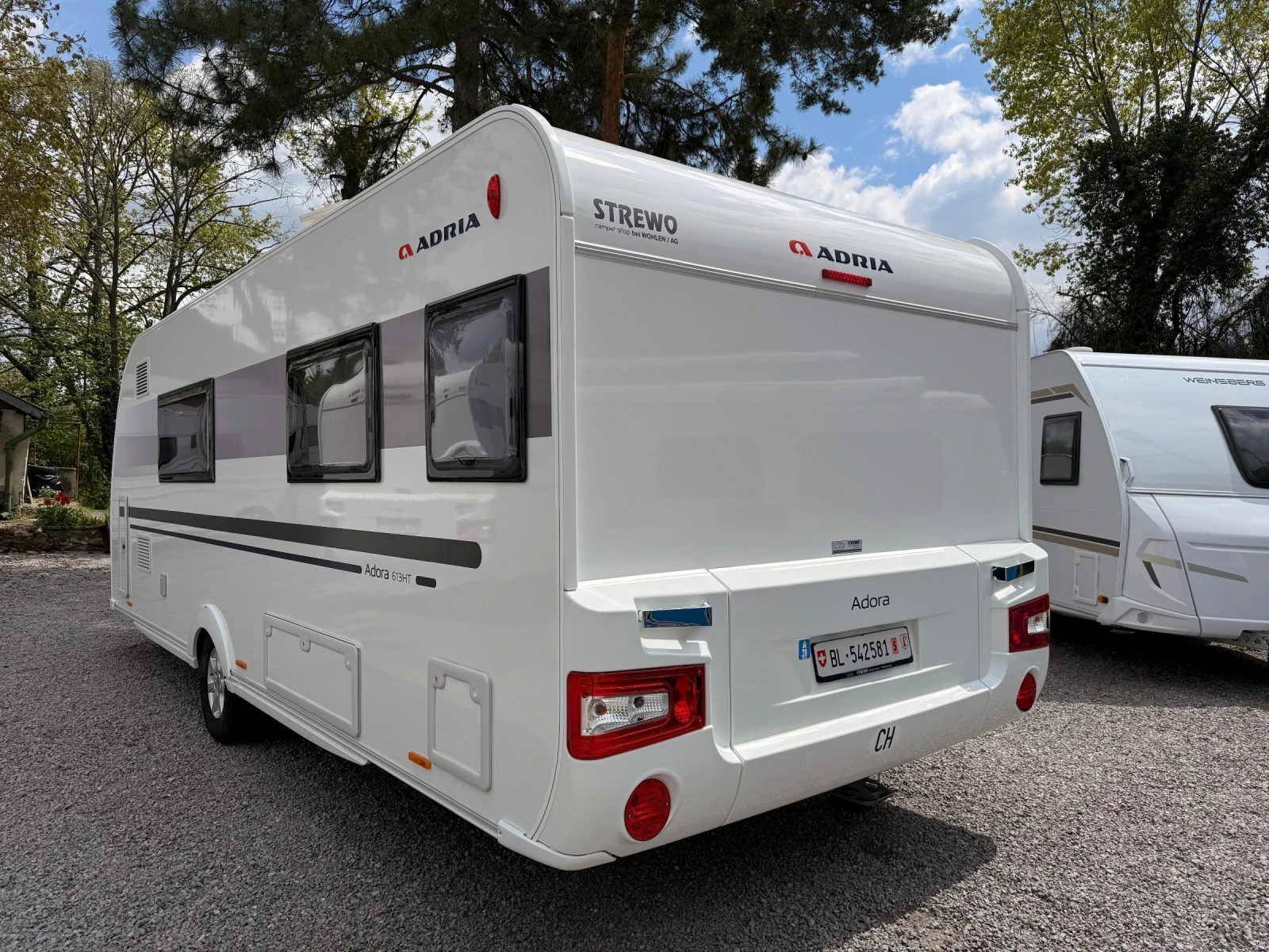 Каравана Adria Adorable 613 HT, снимка 4 - Каравани и кемпери - 54390971