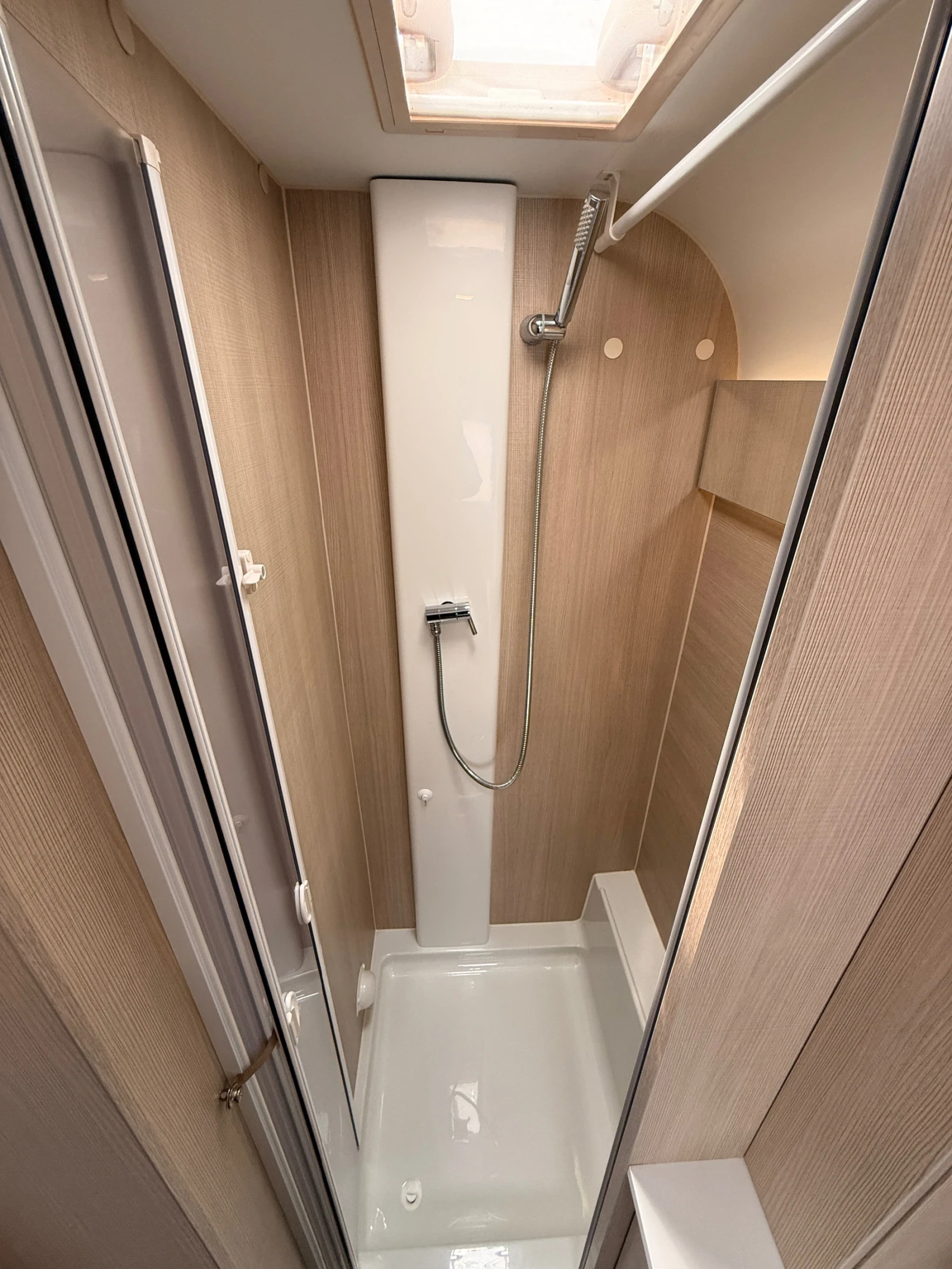 Каравана Adria Adorable 613 HT, снимка 16 - Каравани и кемпери - 54390971