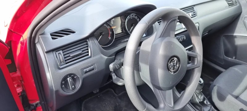 Skoda Rapid 1.0 TSI Комби, снимка 9 - Автомобили и джипове - 49102534