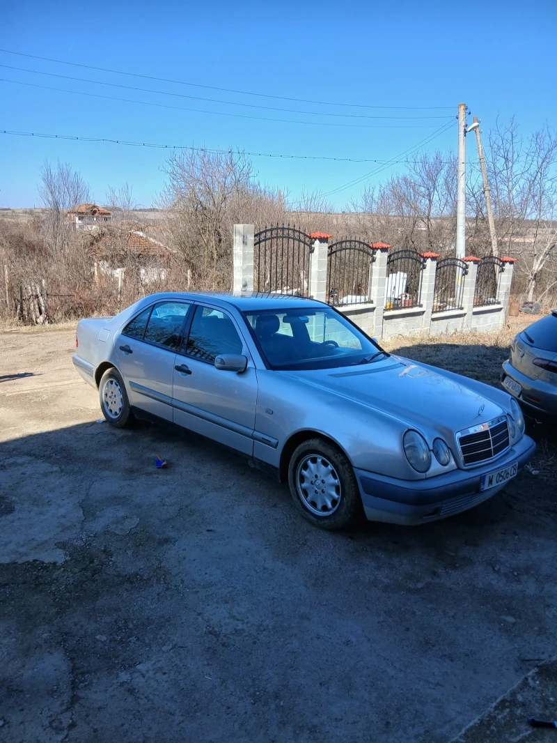 Mercedes-Benz E 220 Е 220, снимка 1 - Автомобили и джипове - 49403044