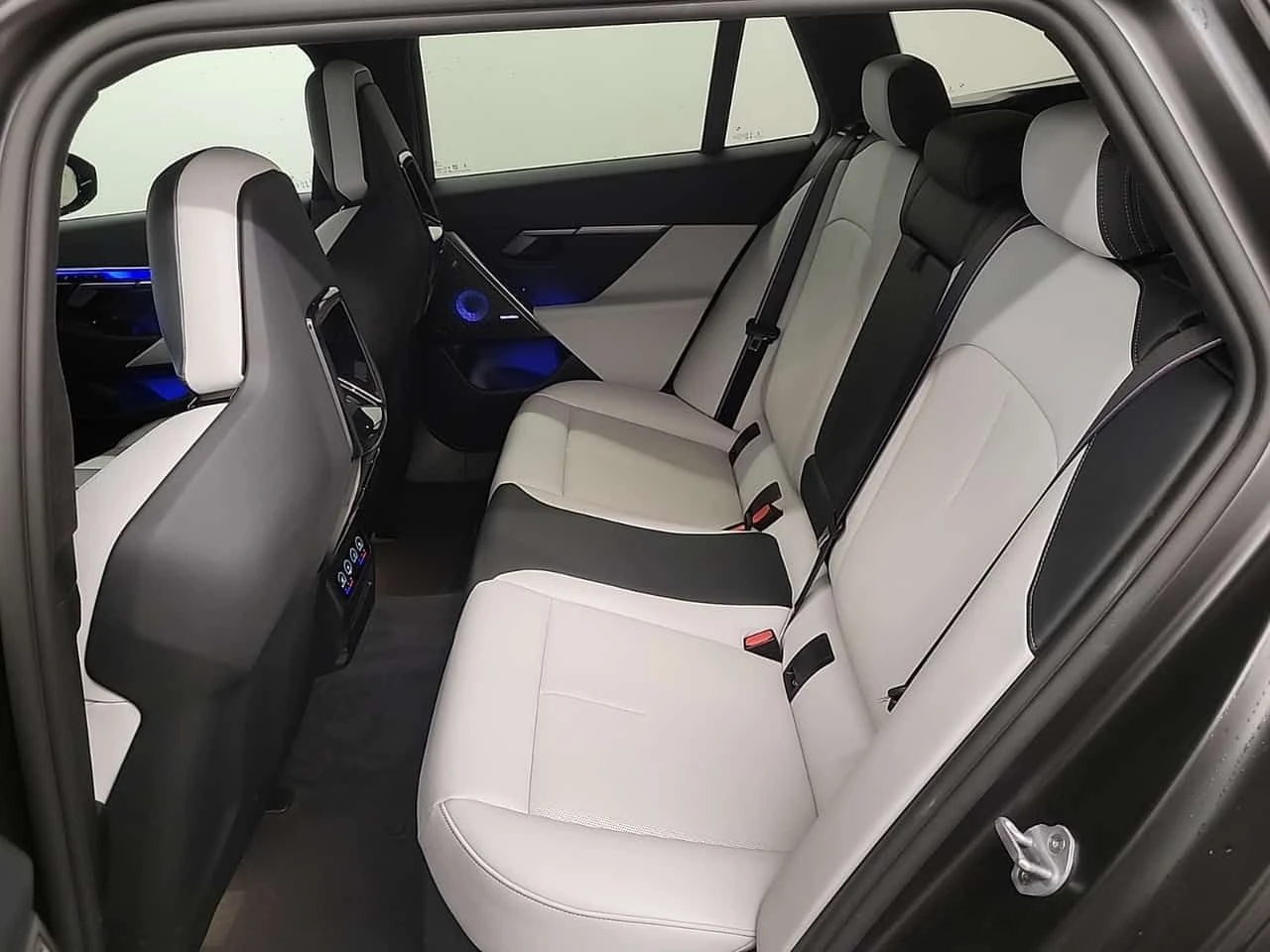 BMW M5 TOURING| B&W| SKY LOUNGE| HUD| 2 КЛЮЧА| , снимка 12 - Автомобили и джипове - 54428046