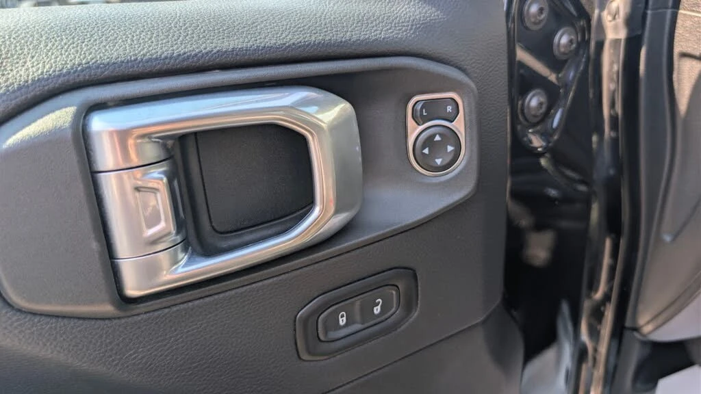 Jeep Wrangler Unlimited * АвтоКредит * (ЦЕНА ДО БГ), снимка 10 - Автомобили и джипове - 55511503
