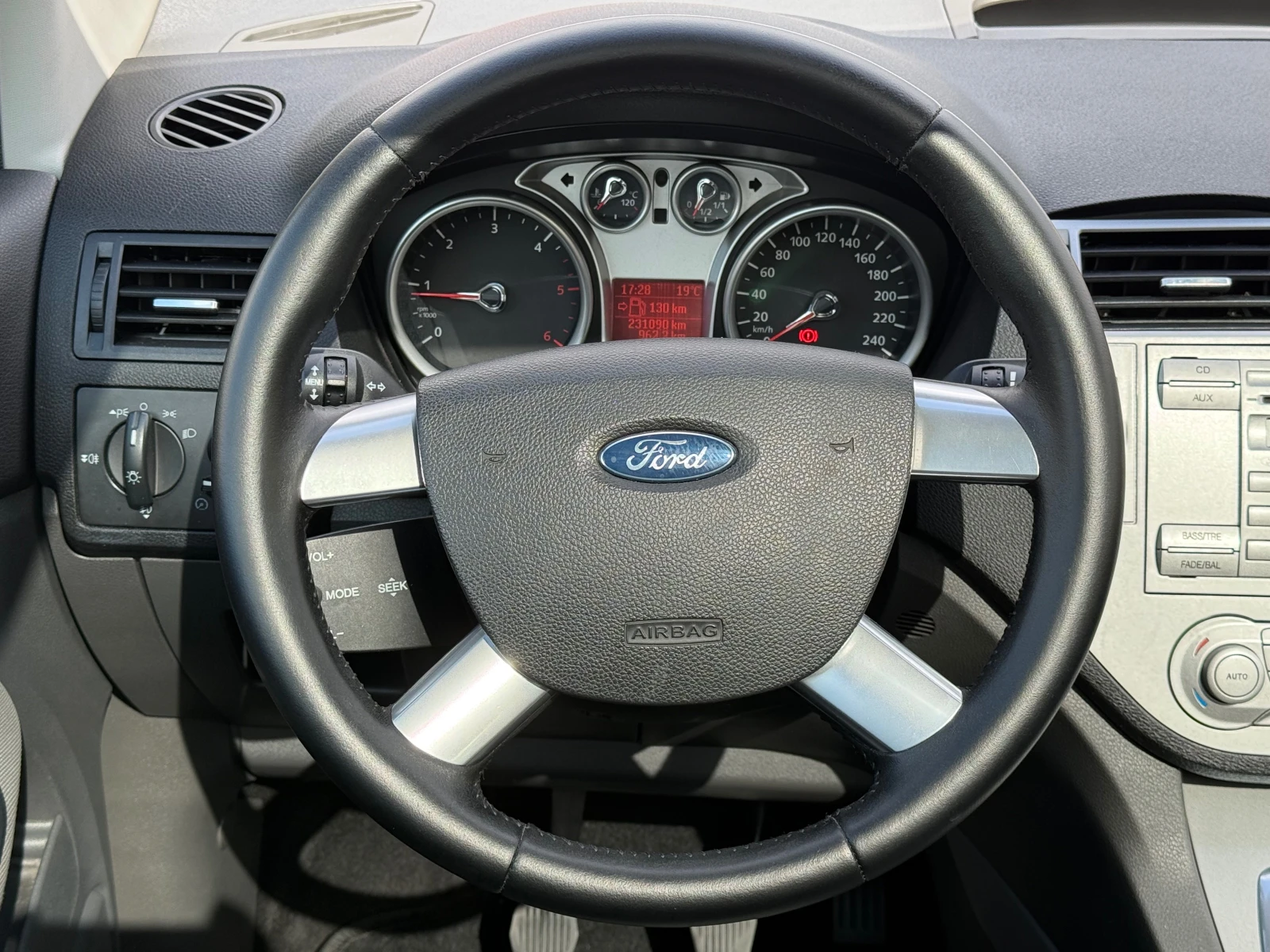 Ford Kuga 2.0 TDCi Trend !Топ Състояние!, снимка 12 - Автомобили и джипове - 56197635
