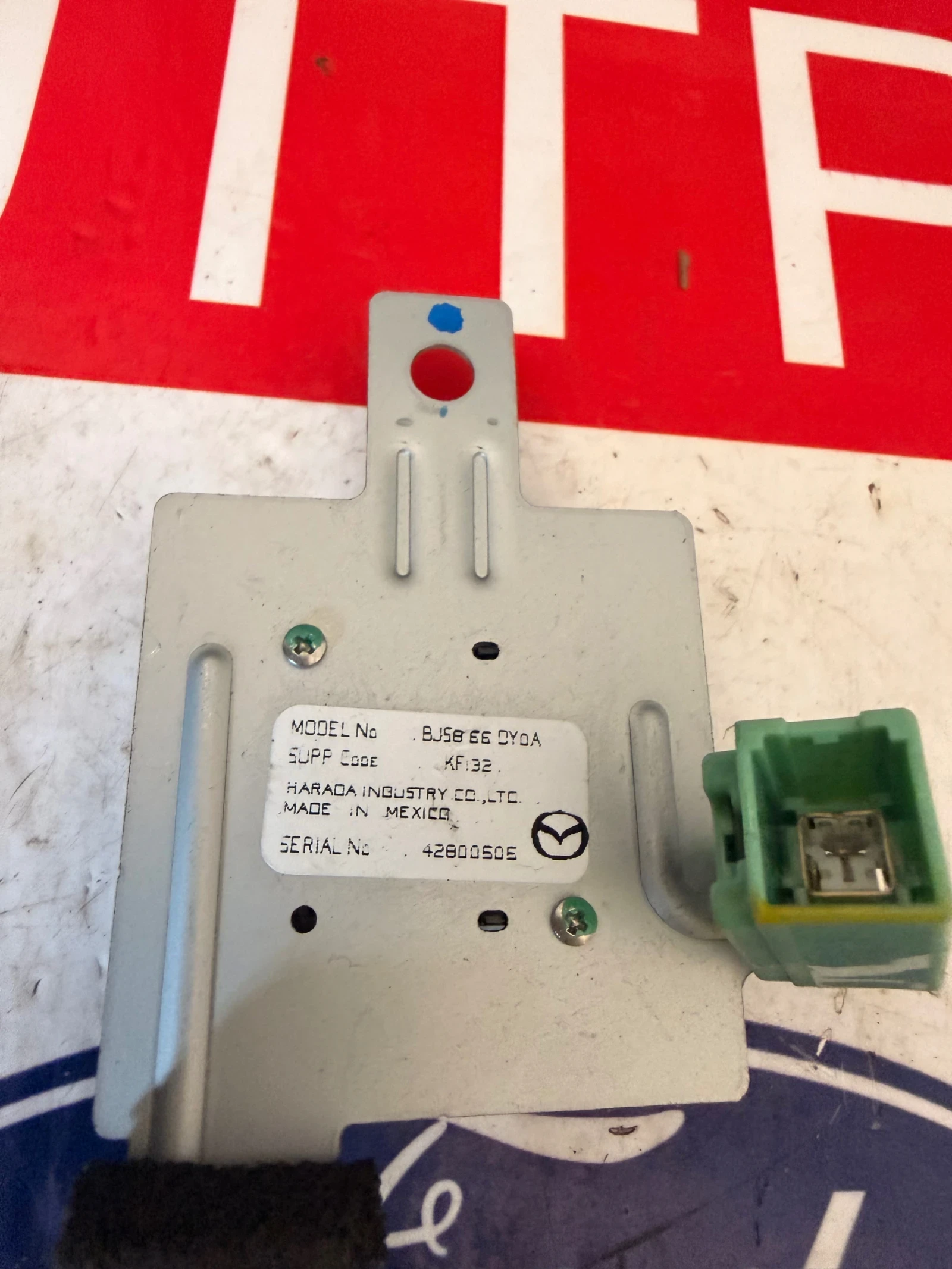 BJ5866DY0A Антена   MAZDA 3  2015 BJ5866DY0A , снимка 2 - Части - 55311486