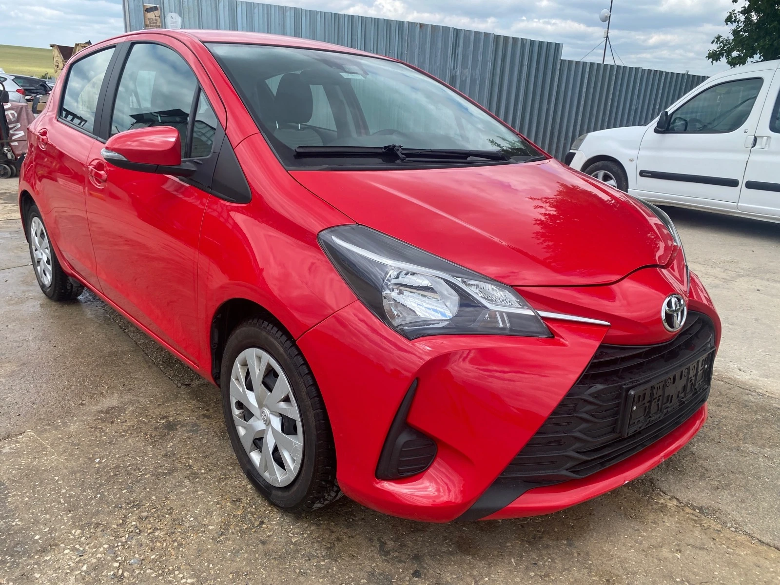 Toyota Yaris 1.0i, снимка 1