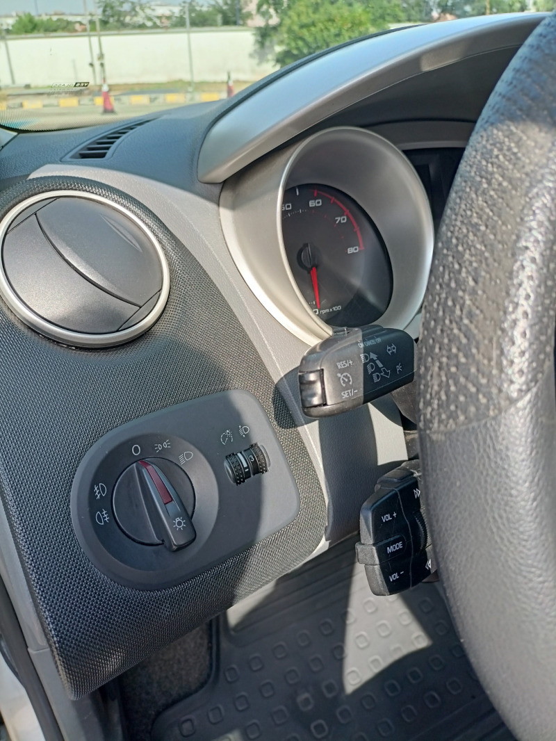 Seat Ibiza 1.4, снимка 9 - Автомобили и джипове - 46310312