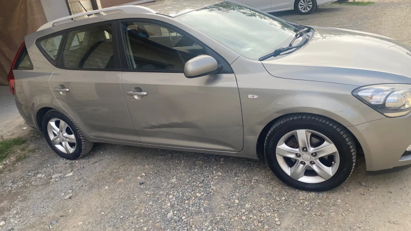 Kia Ceed комби, снимка 4 - Автомобили и джипове - 52512726