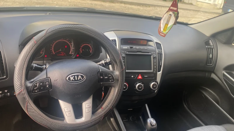 Kia Ceed комби, снимка 14 - Автомобили и джипове - 52512726