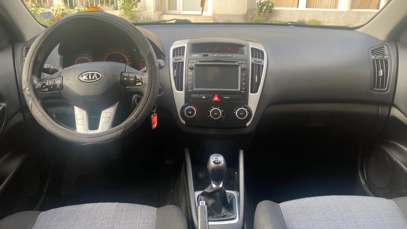 Kia Ceed комби, снимка 5 - Автомобили и джипове - 52512726