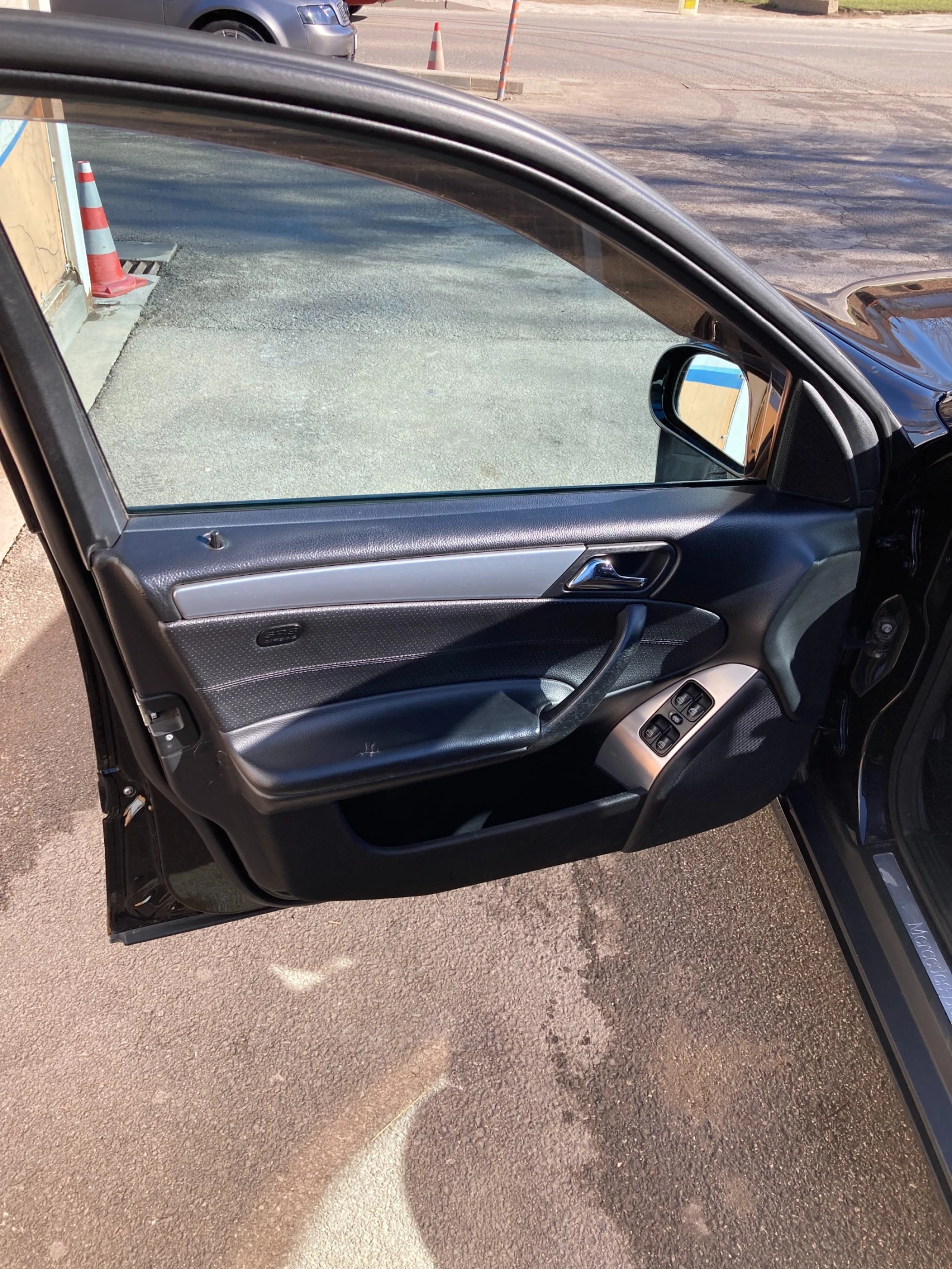 Mercedes-Benz C 180, снимка 11 - Автомобили и джипове - 53740947