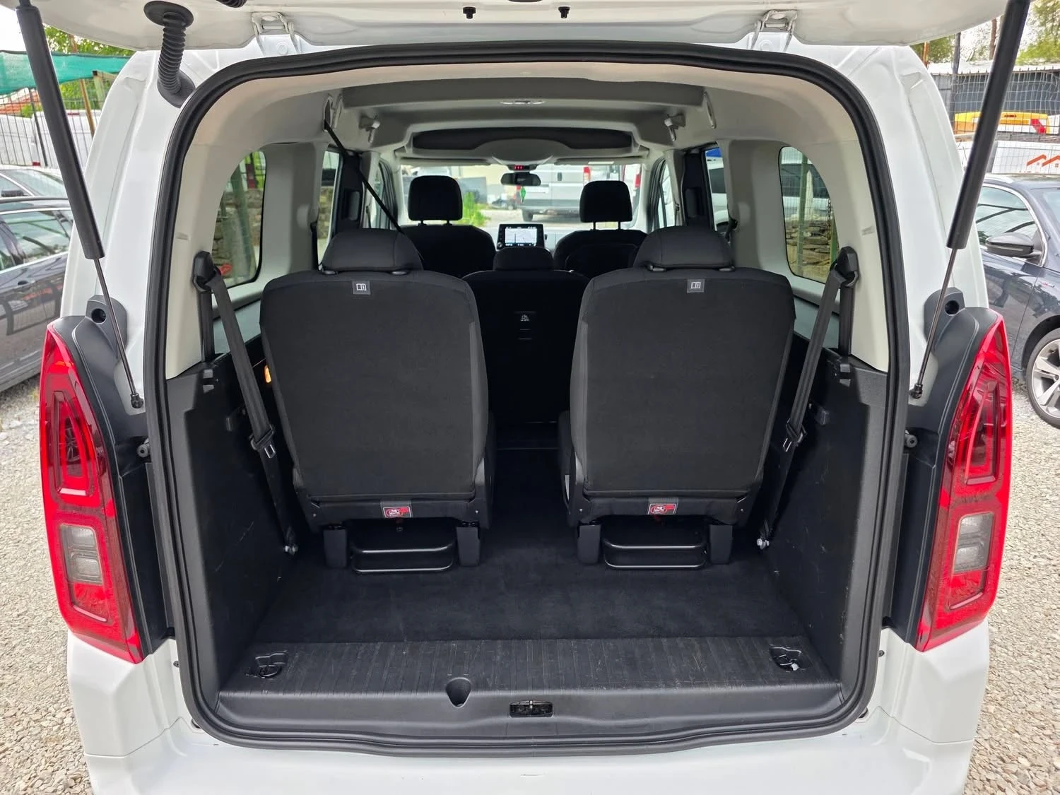 Opel Combo 1.5TDCI 130K.C. / 7 МЕСТА / НАВИ / КАР-ПЛЕЙ / , снимка 16 - Автомобили и джипове - 55215618
