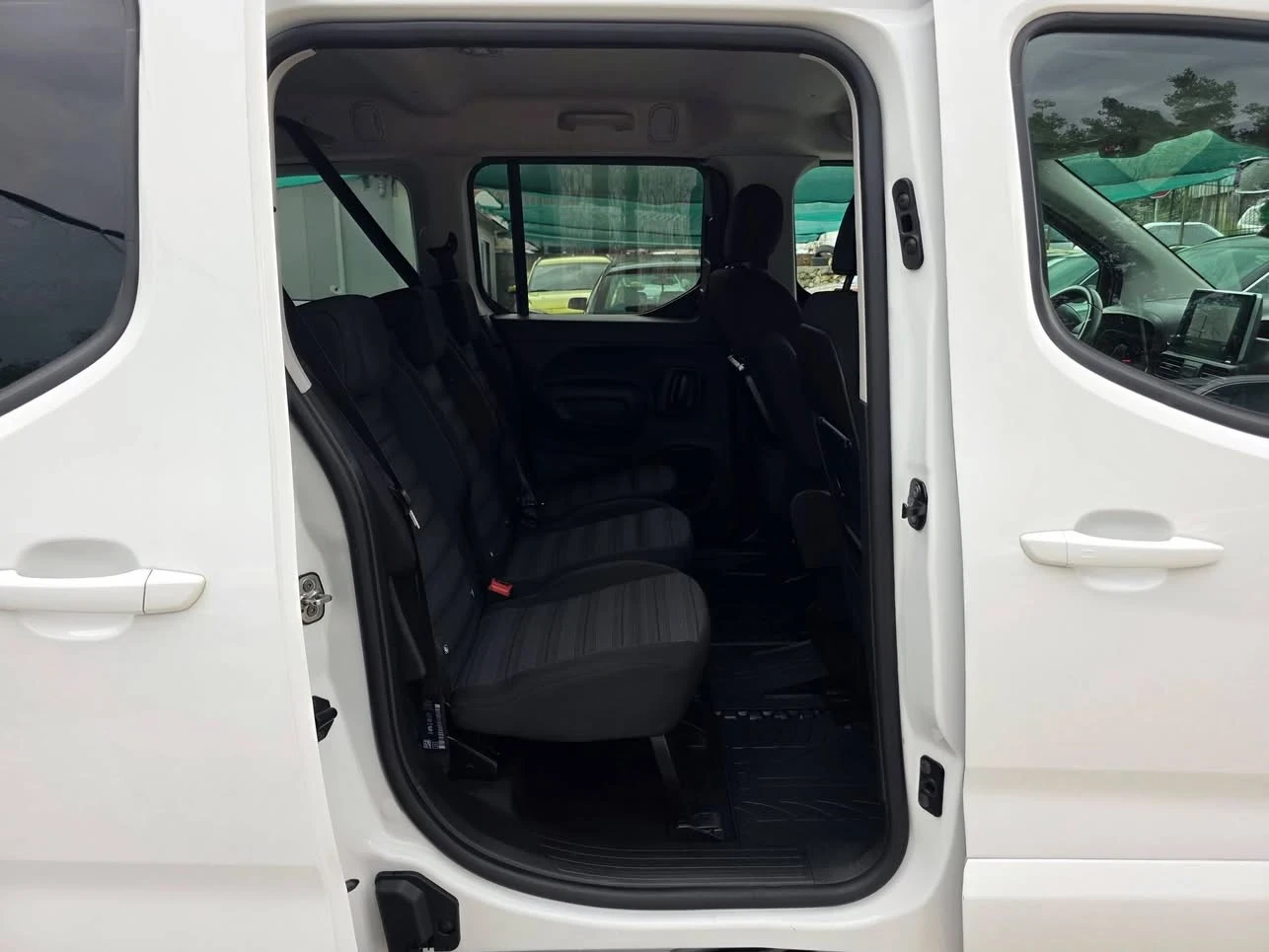 Opel Combo 1.5TDCI 130K.C. / 7 МЕСТА / НАВИ / КАР-ПЛЕЙ / , снимка 9 - Автомобили и джипове - 55215618