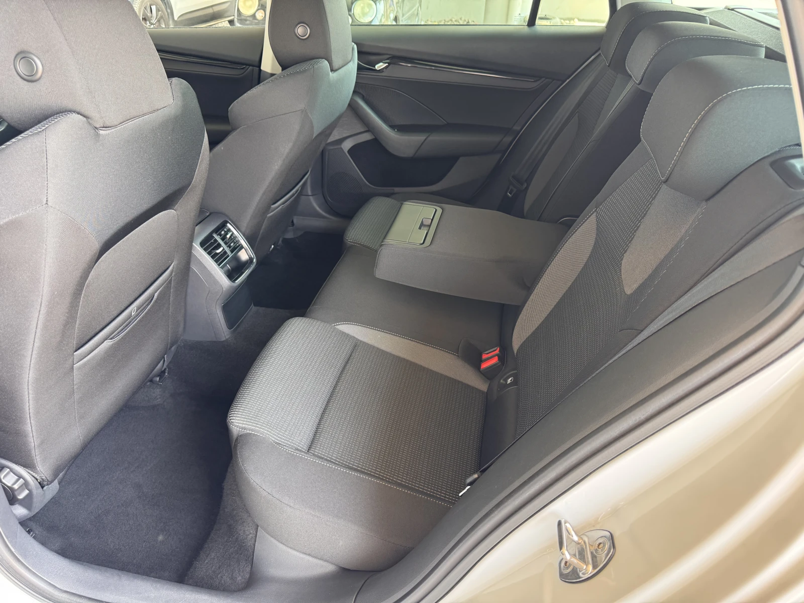 Skoda Octavia AMBITION+ /1.5TSI/150K.C./7AT | Mobile.bg � ����������� 10